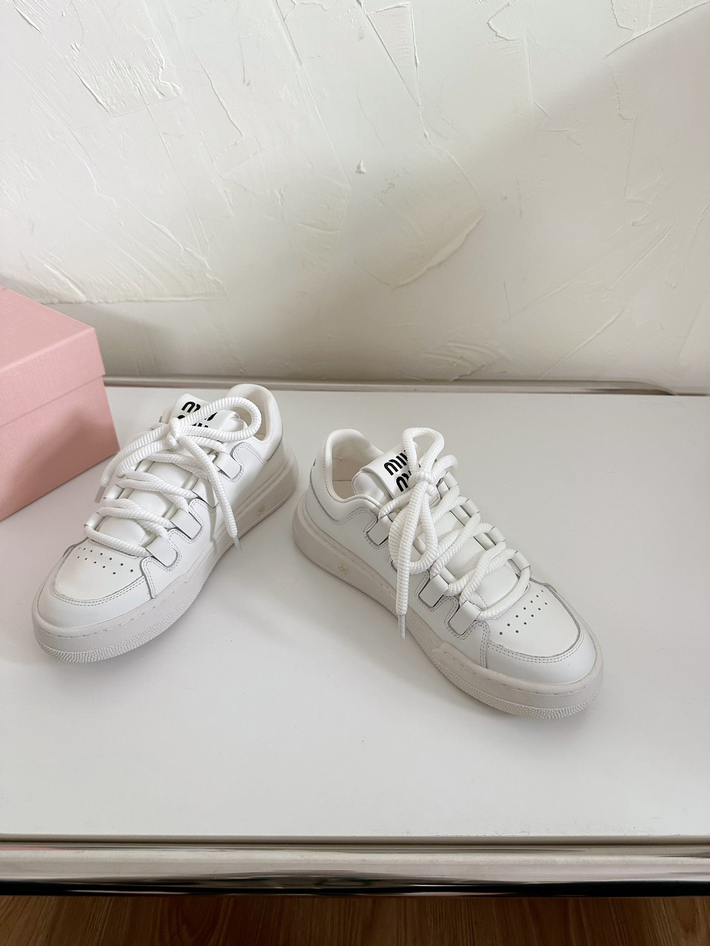 M-Sneakers