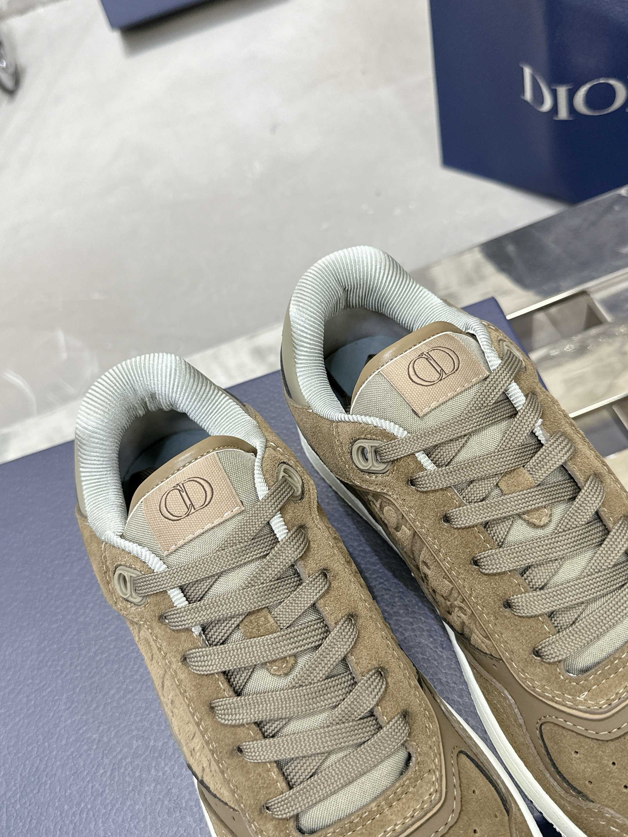 D-Sneakers