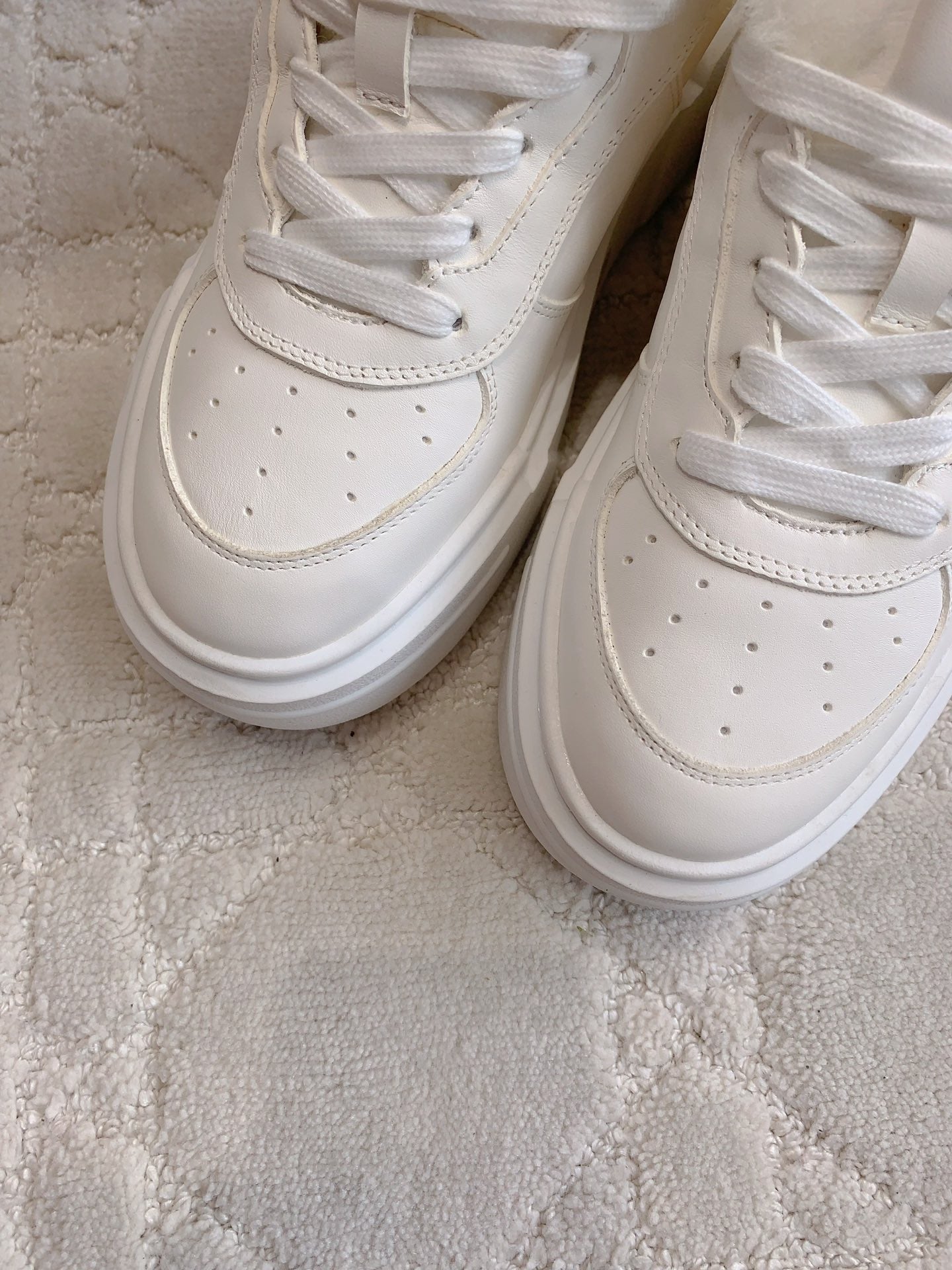 M-Sneakers