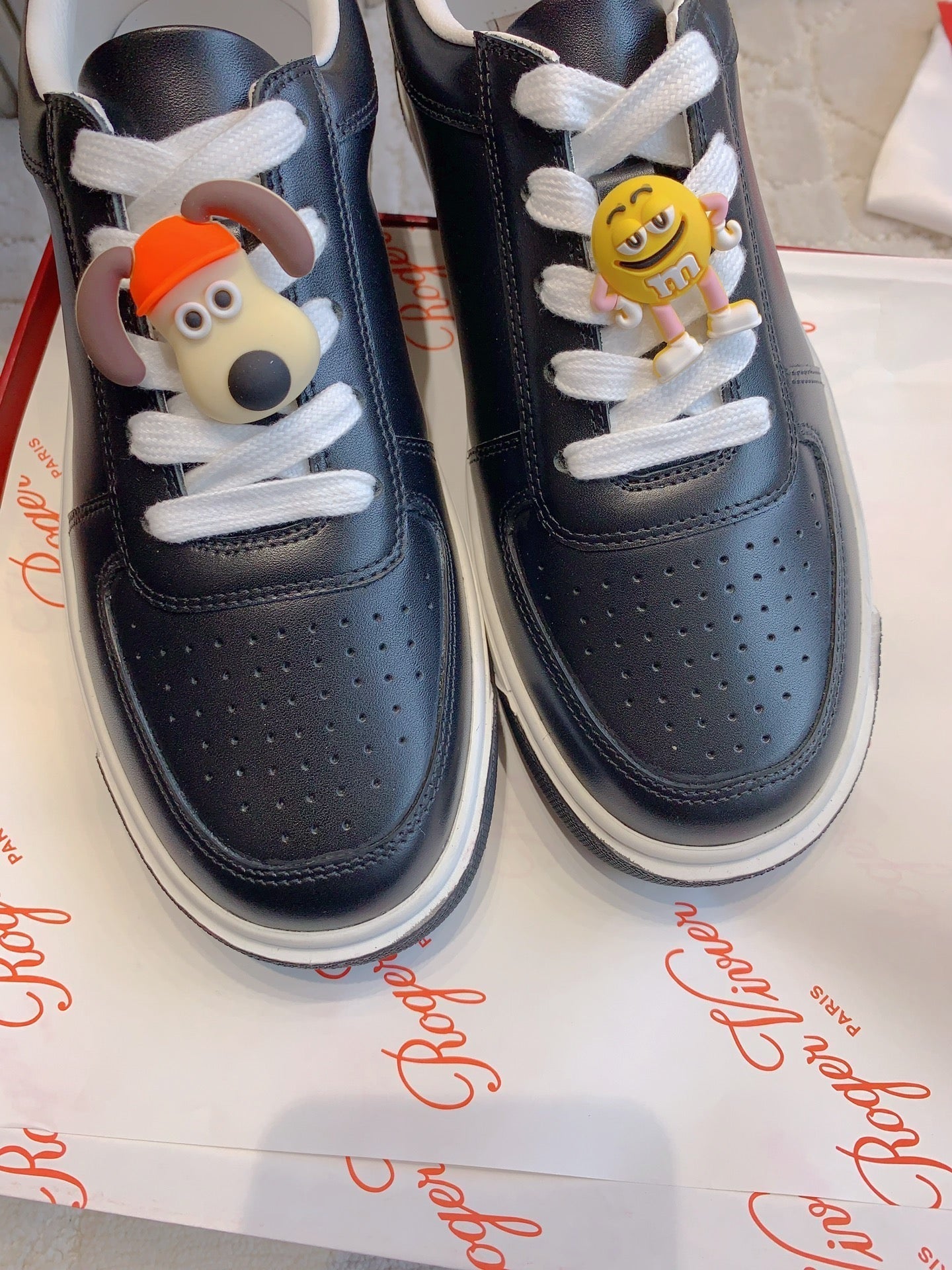 R-Sneakers
