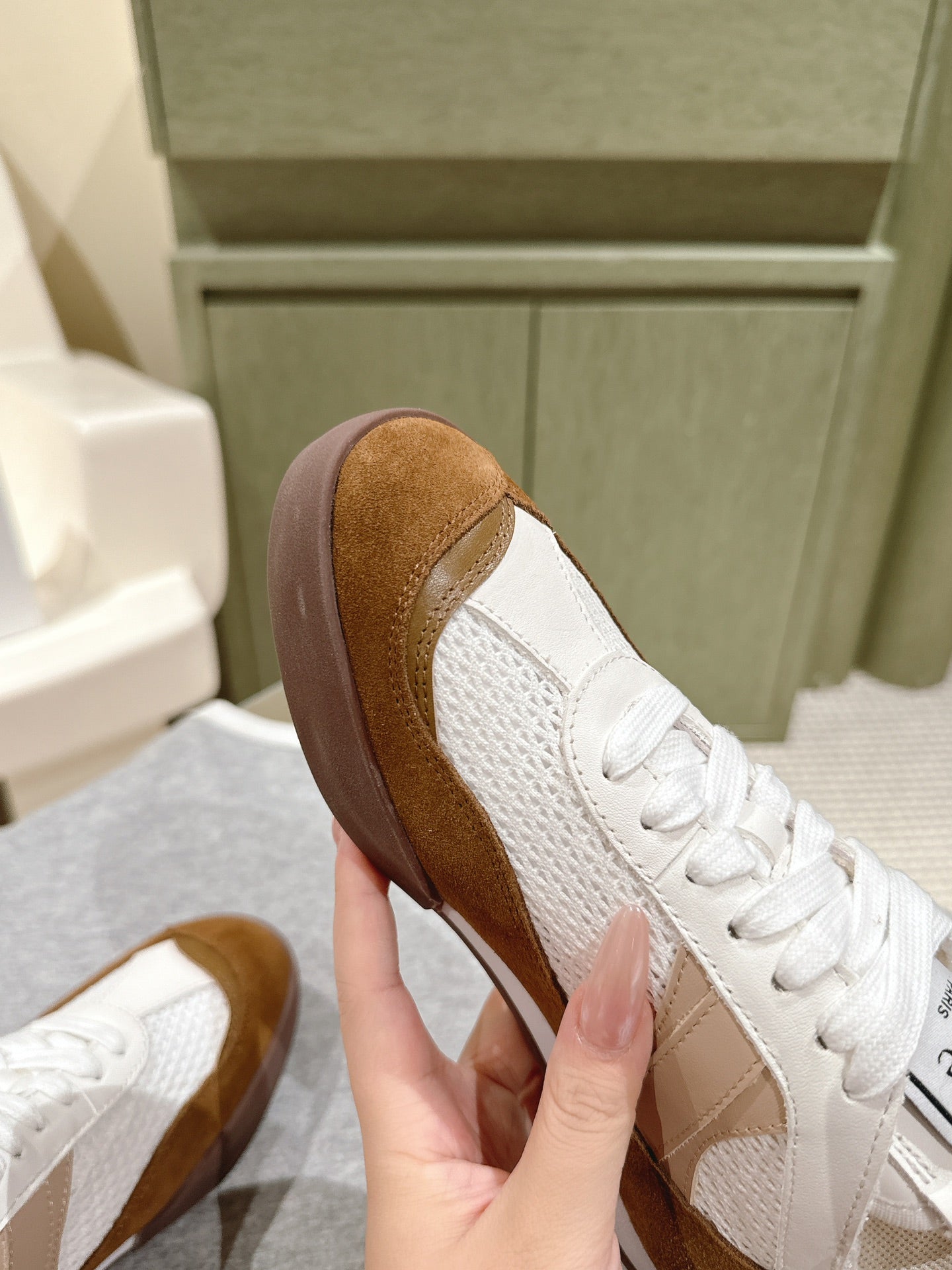 H-Sneakers