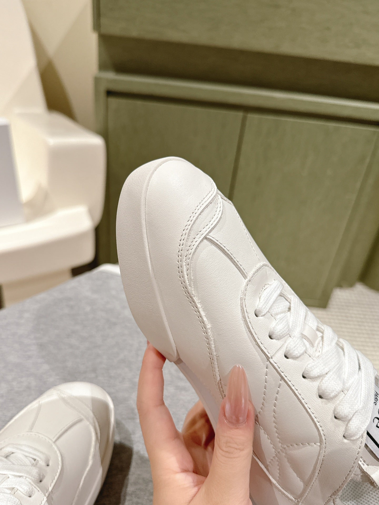 H-Sneakers