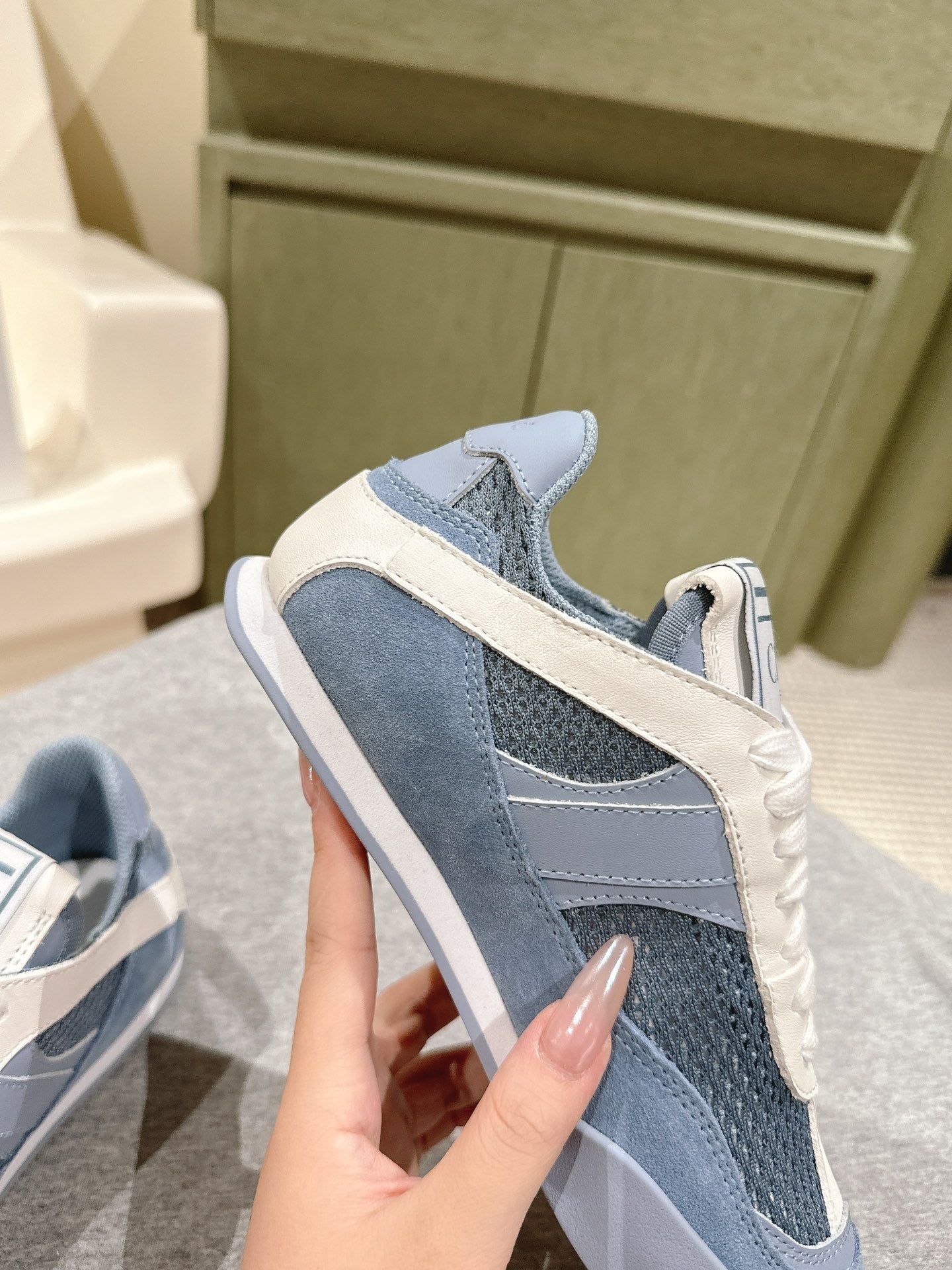 H-Sneakers