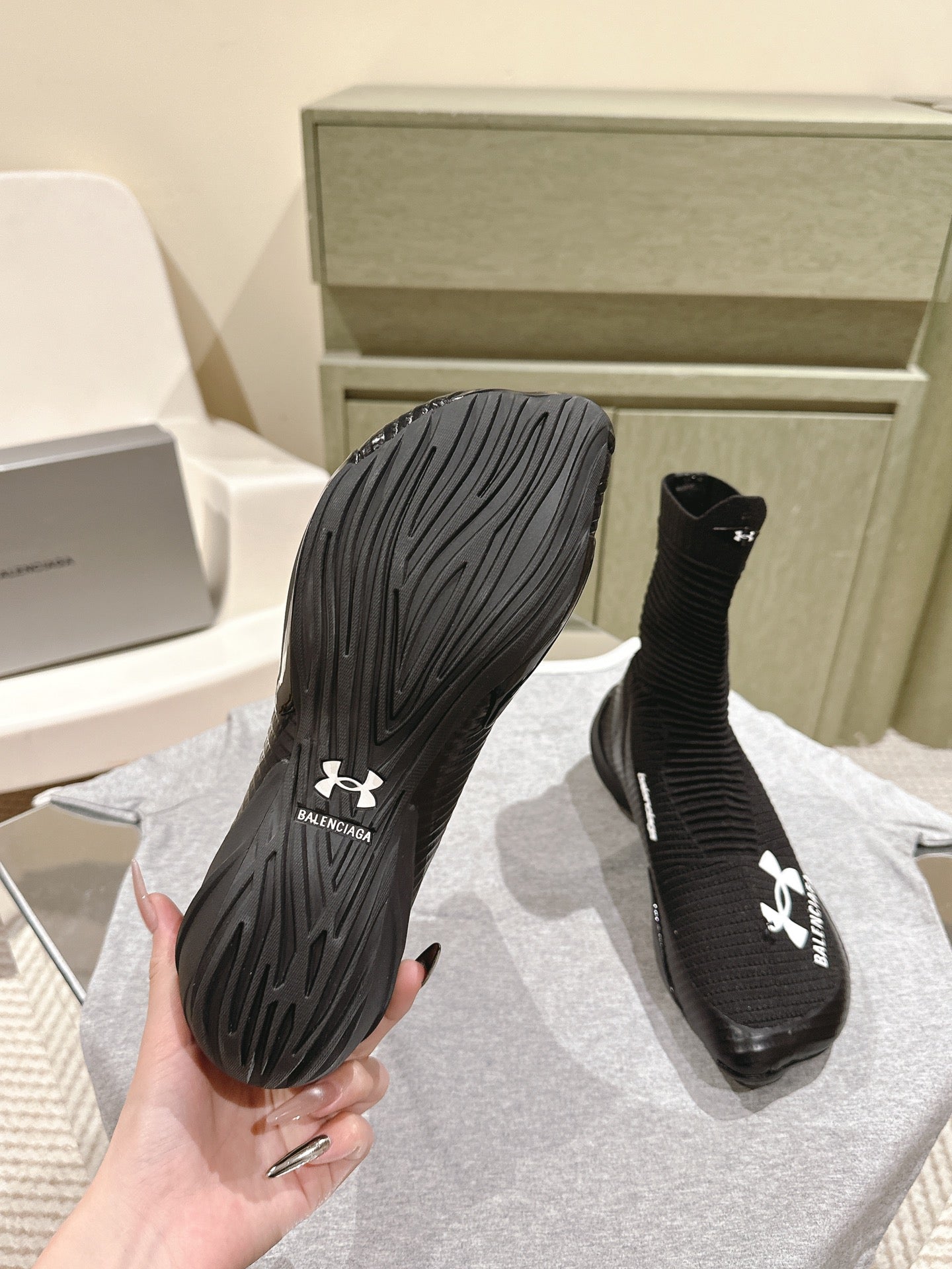 B-Sneakers