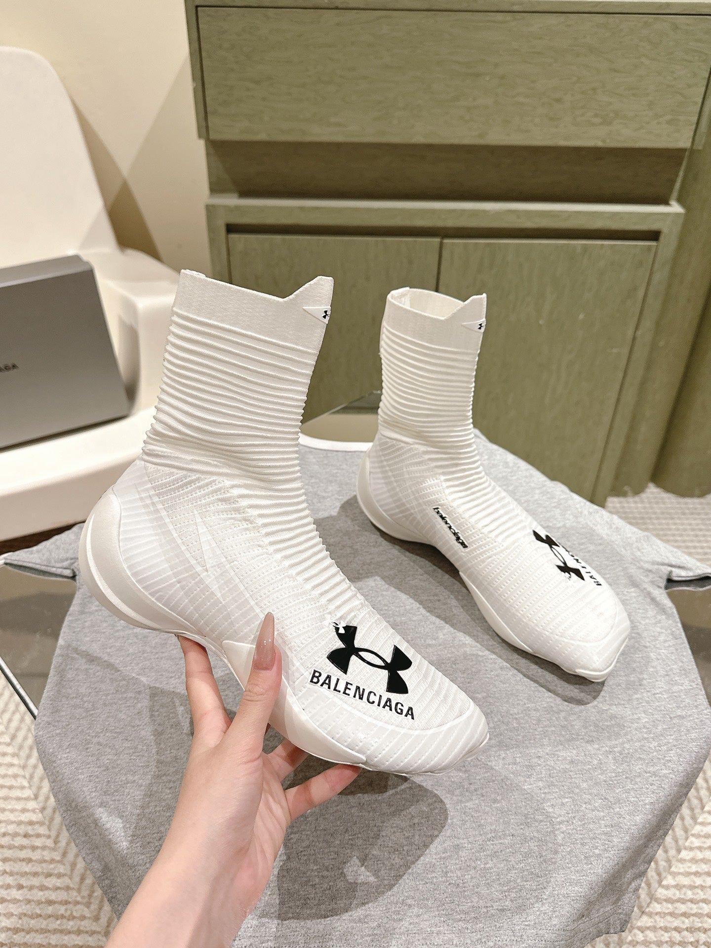 B-Sneakers