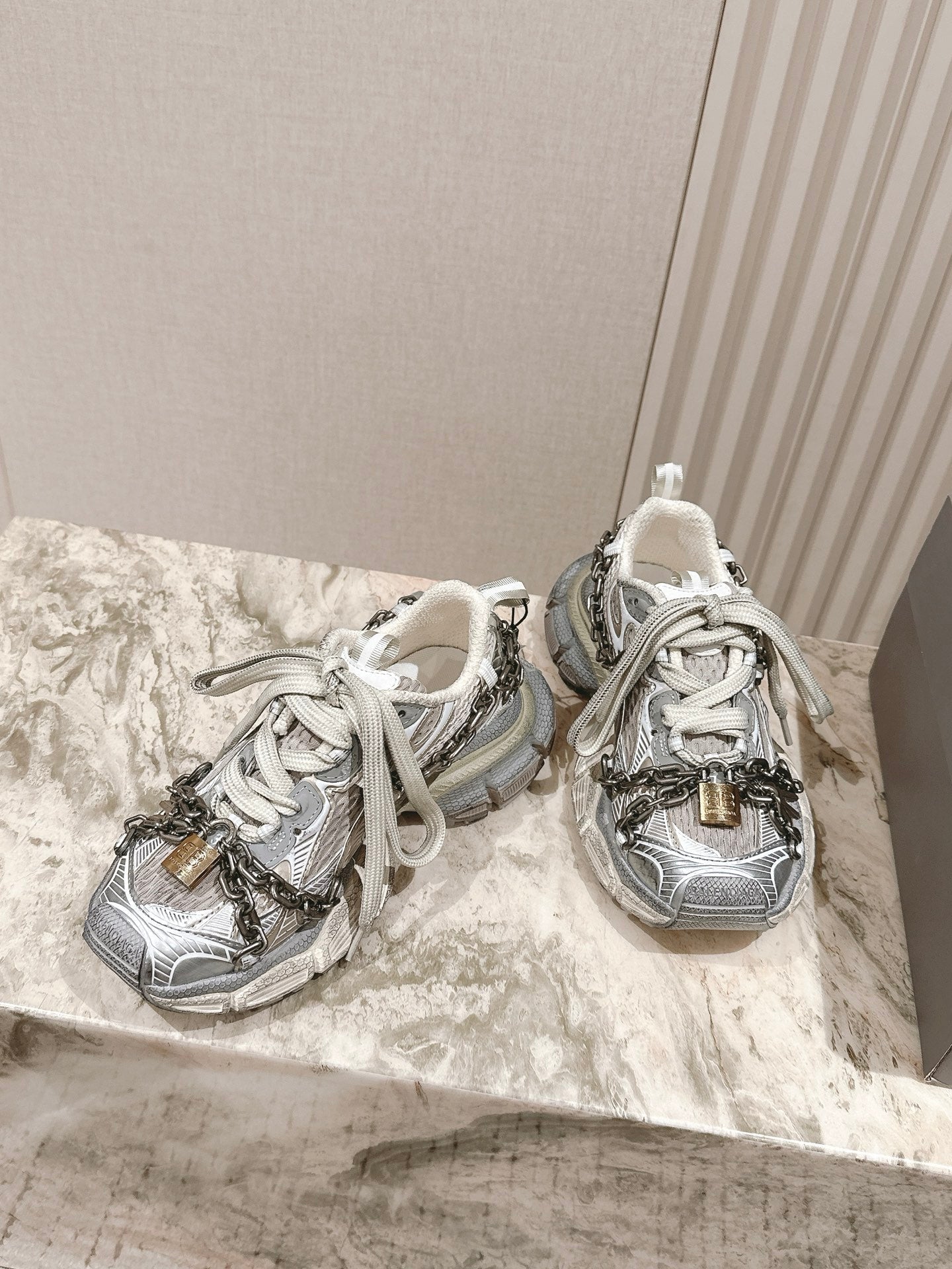 B-Sneakers