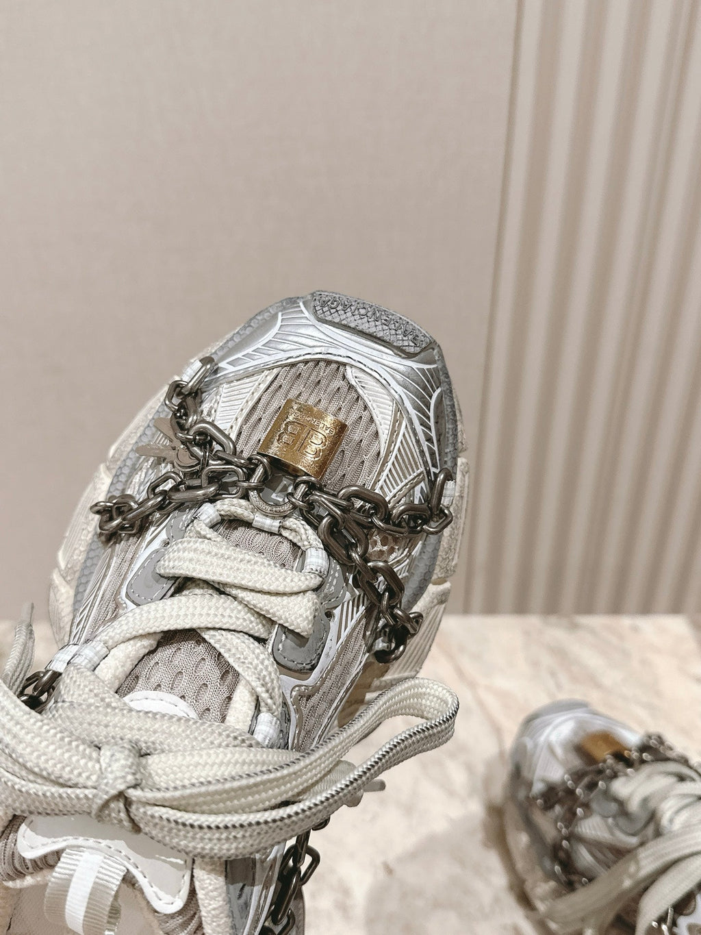B-Sneakers