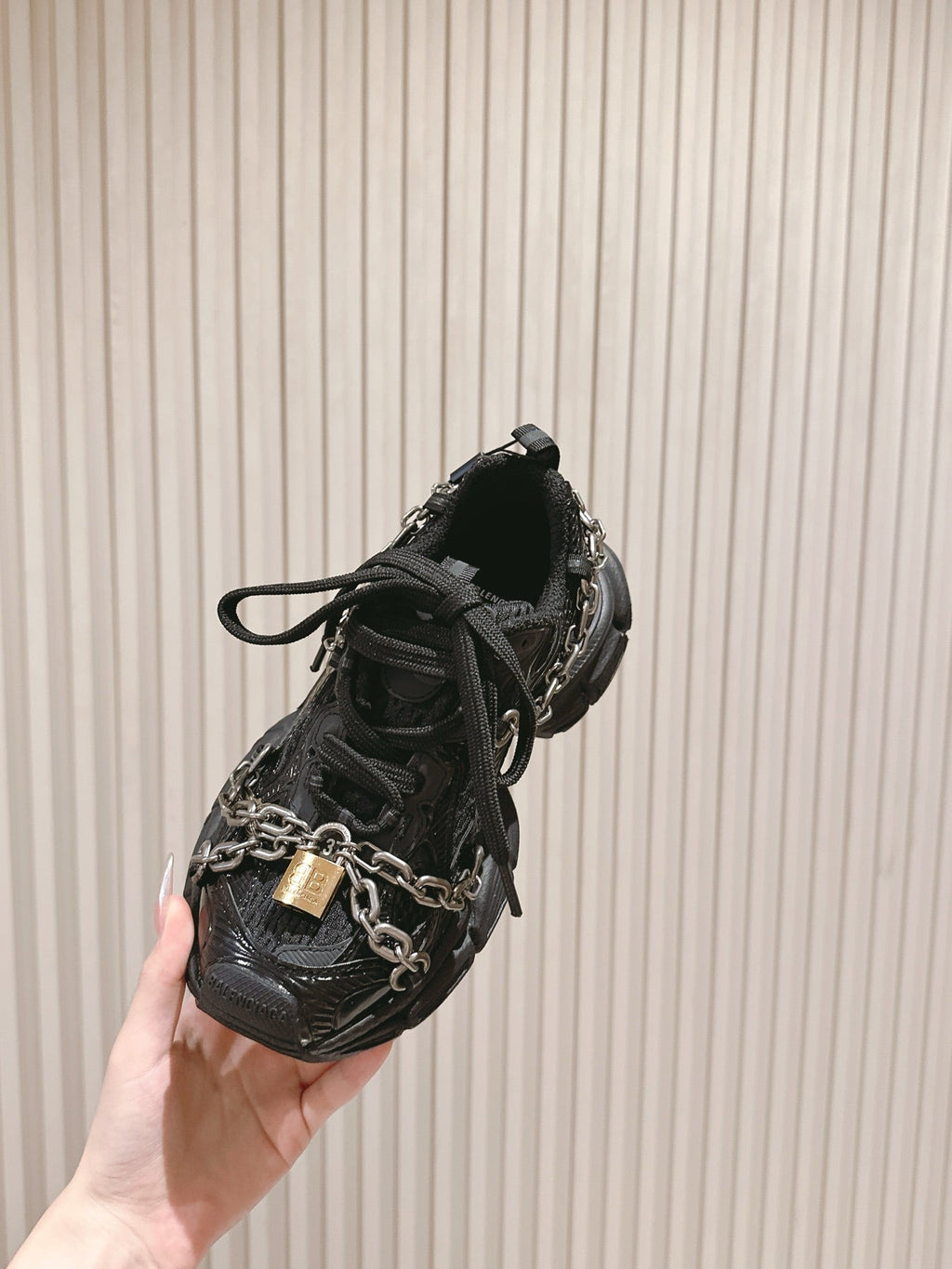 B-Sneakers