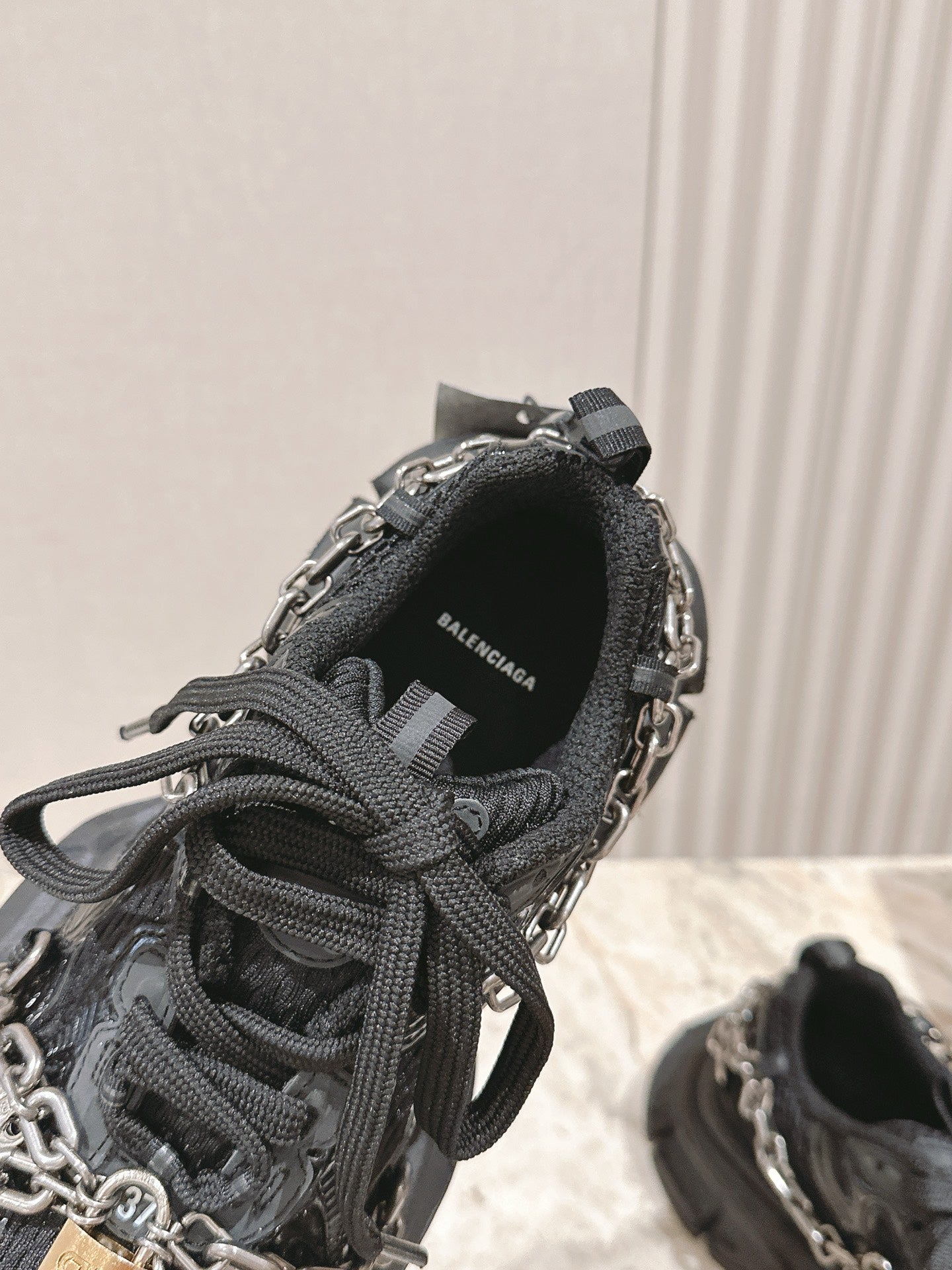 B-Sneakers