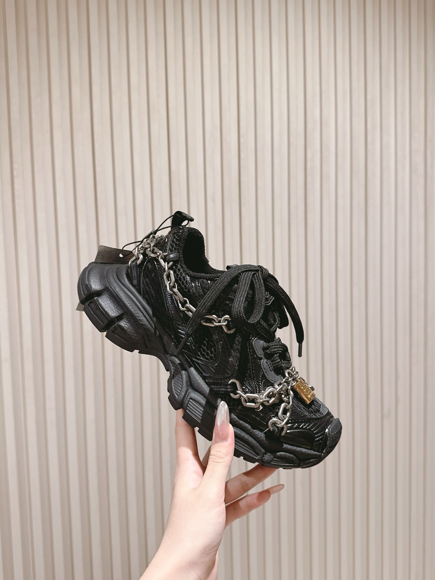 B-Sneakers