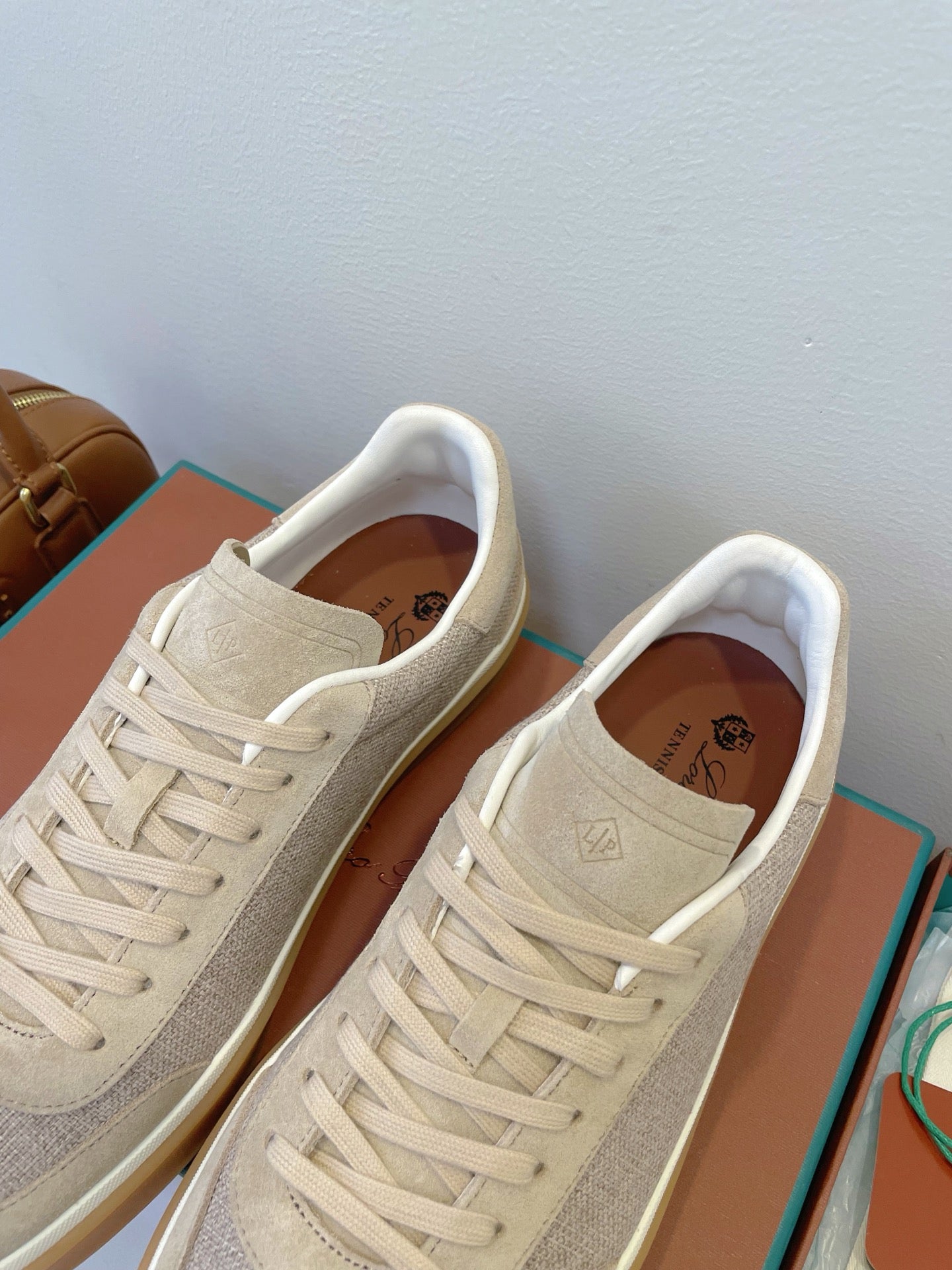 L-Sneakers