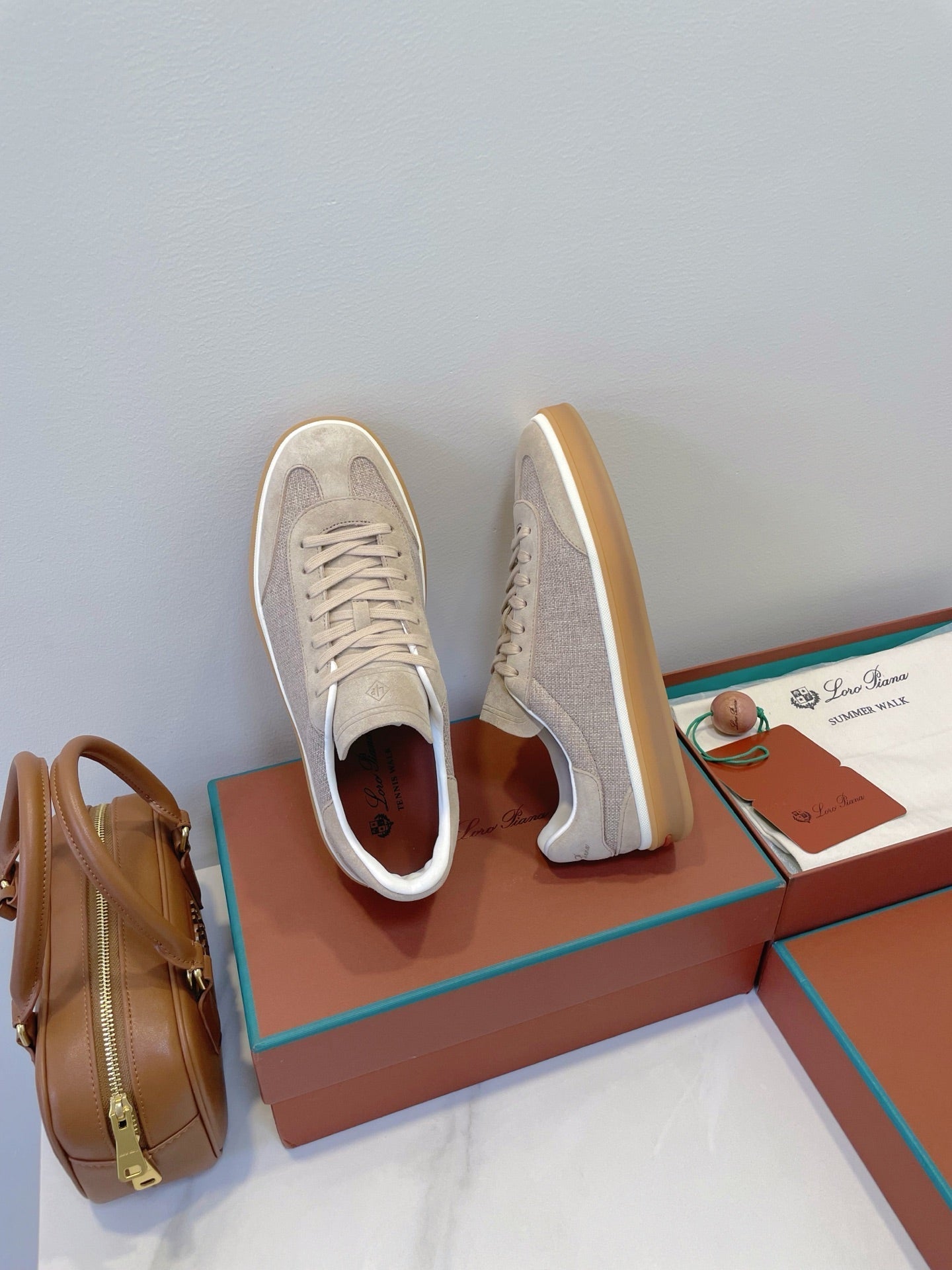 L-Sneakers