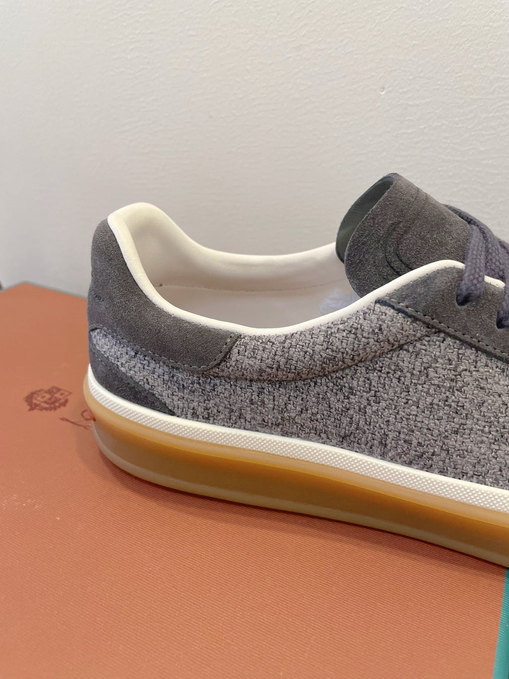 L-Sneakers