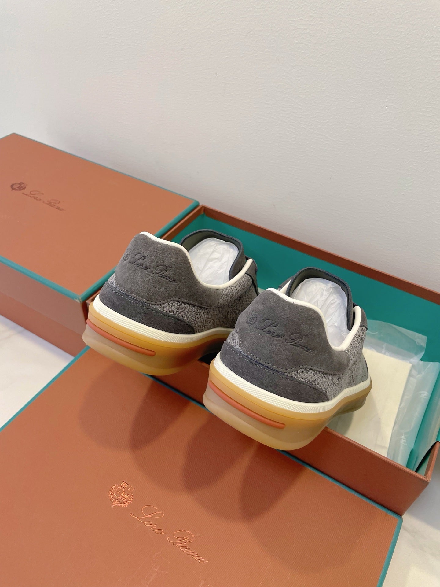 L-Sneakers