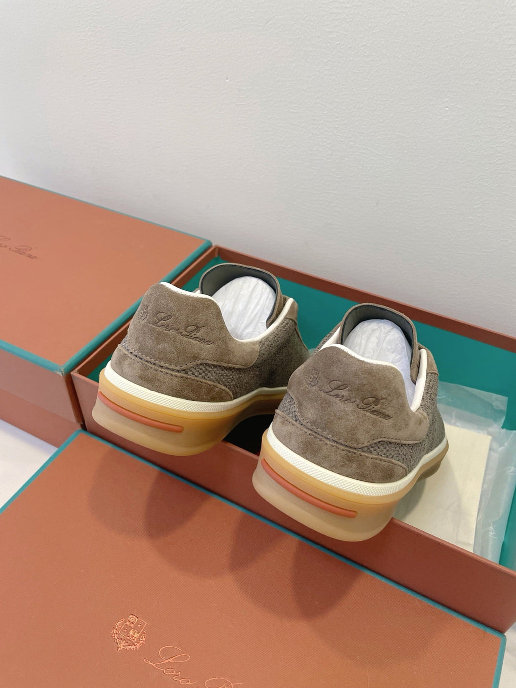 L-Sneakers