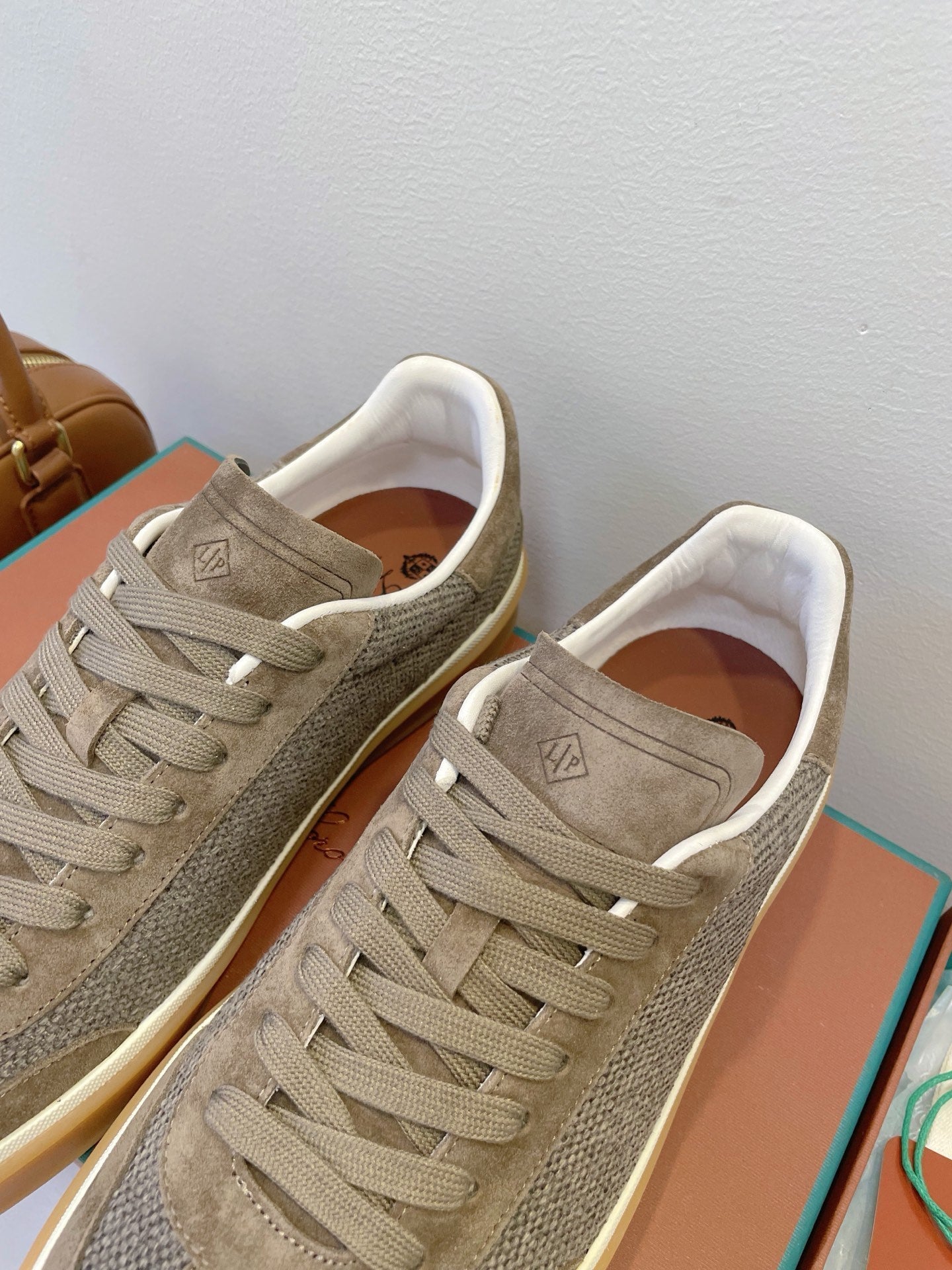 L-Sneakers