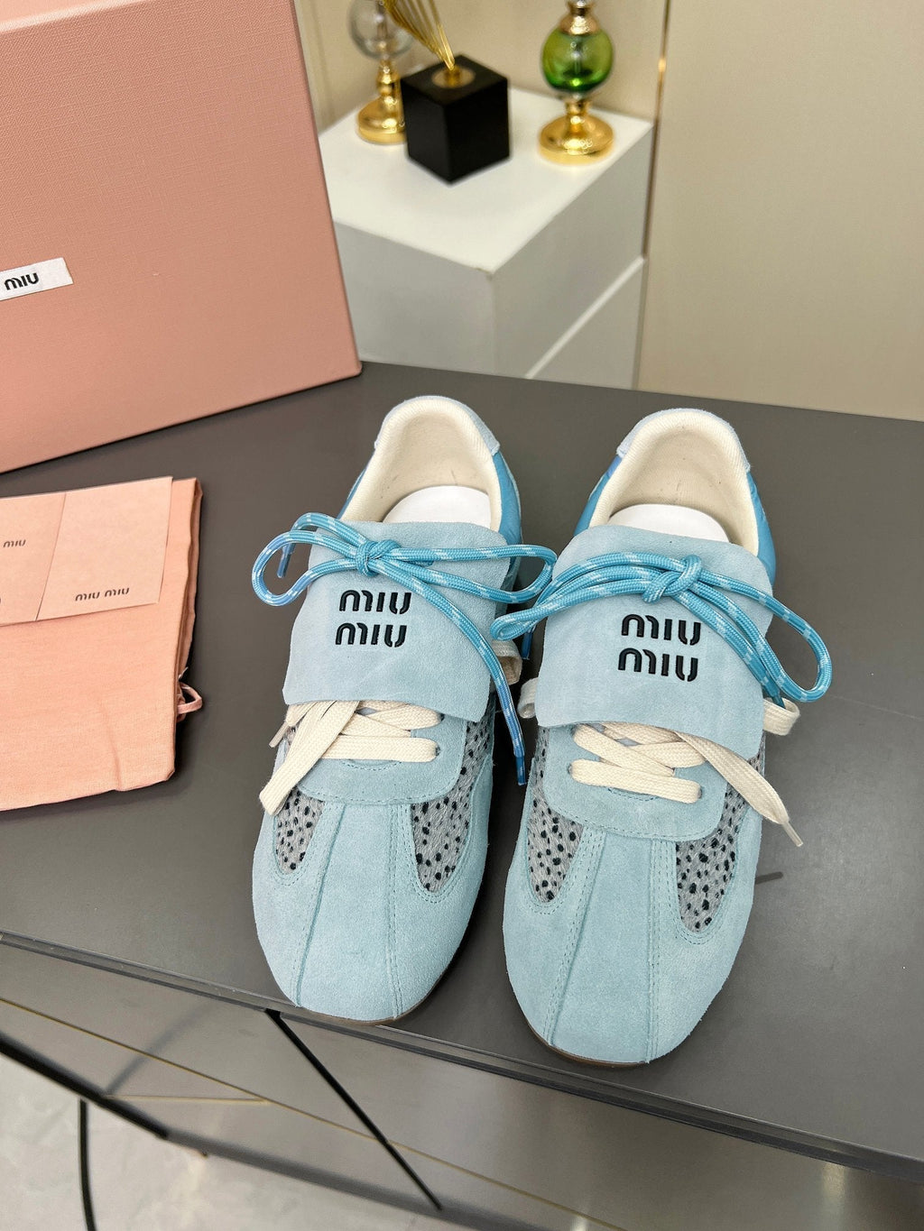 M-Sneakers