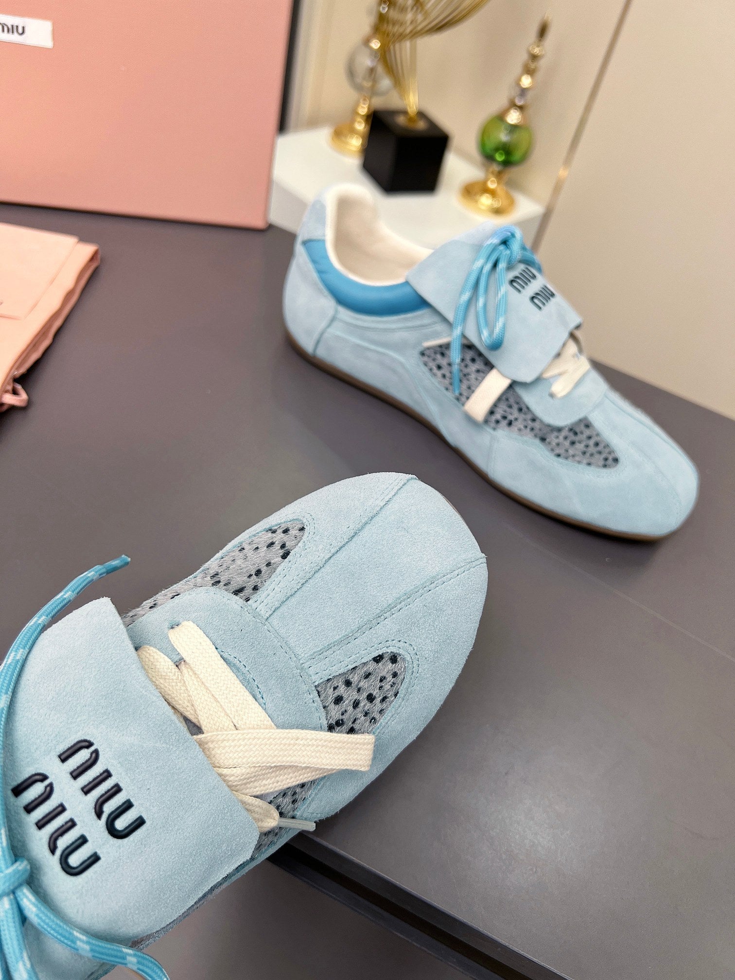 M-Sneakers