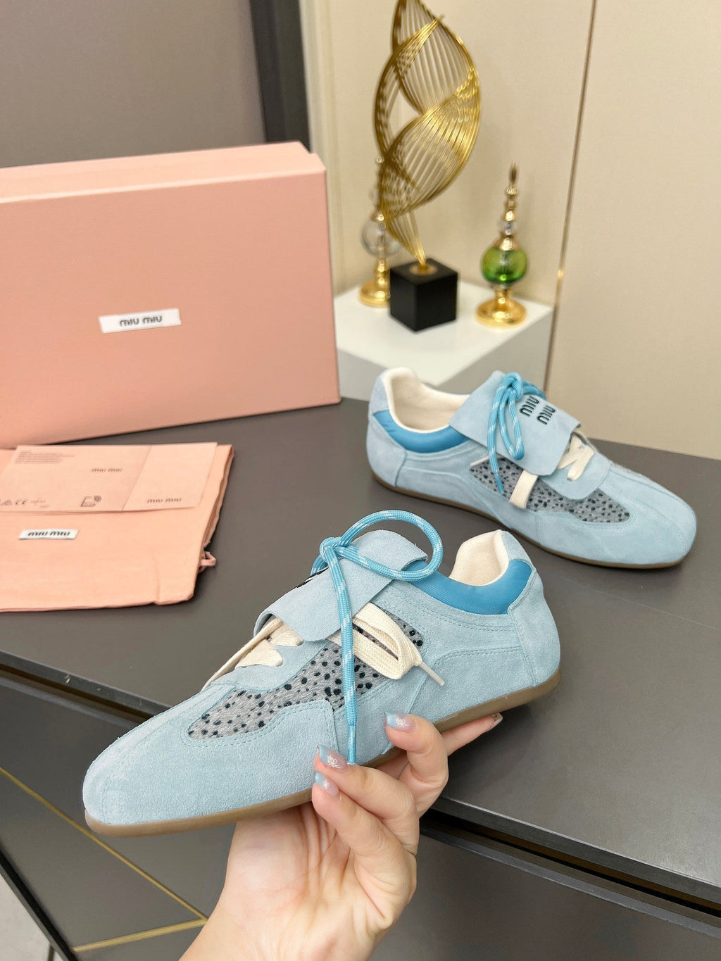 M-Sneakers