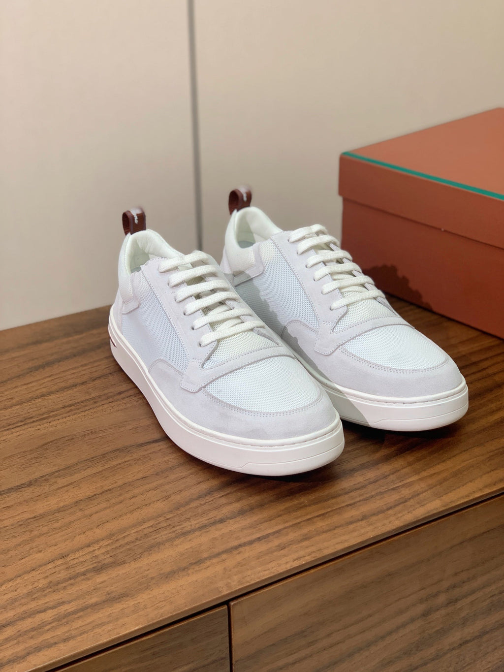 L-Sneakers