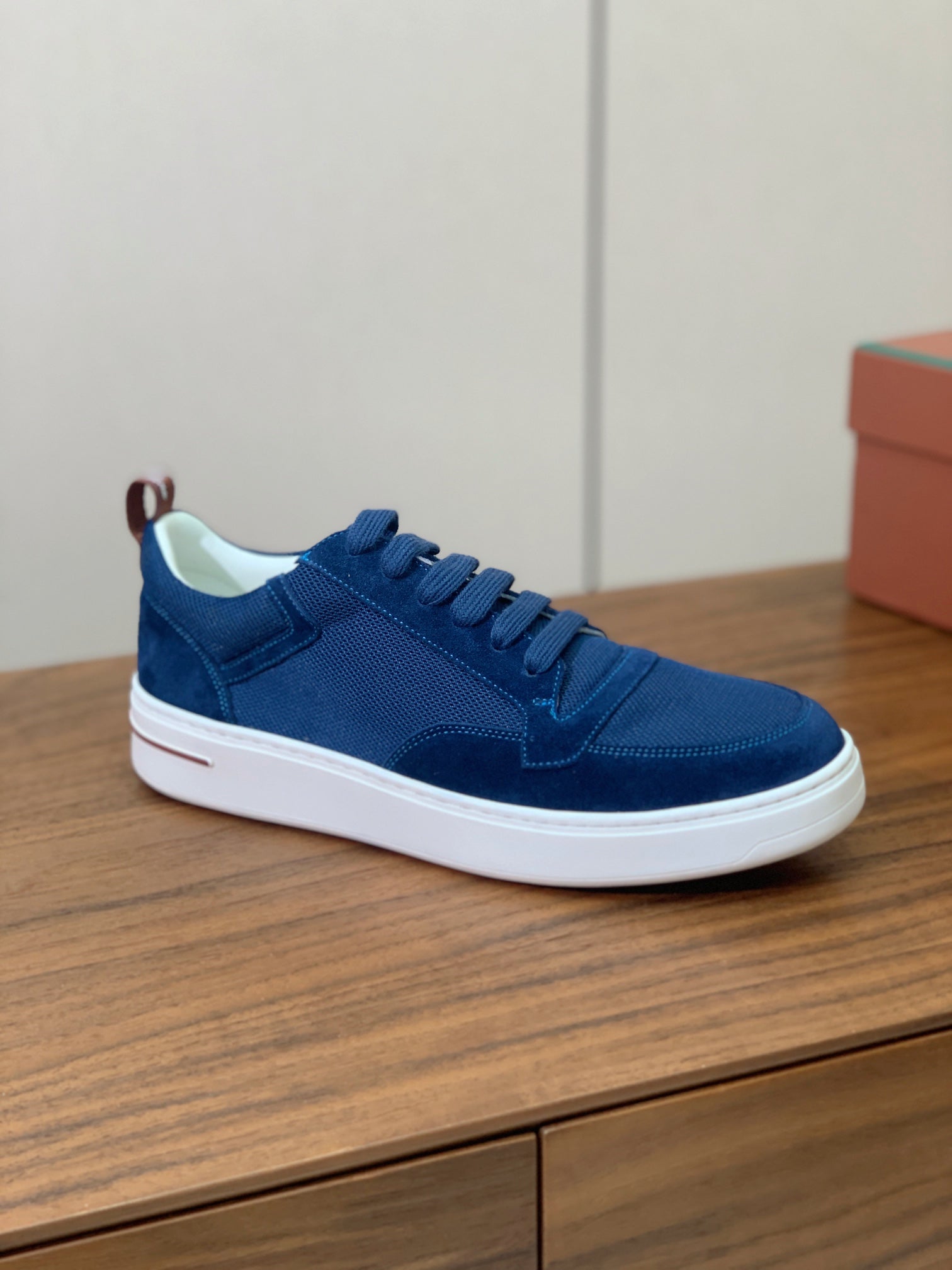 L-Sneakers