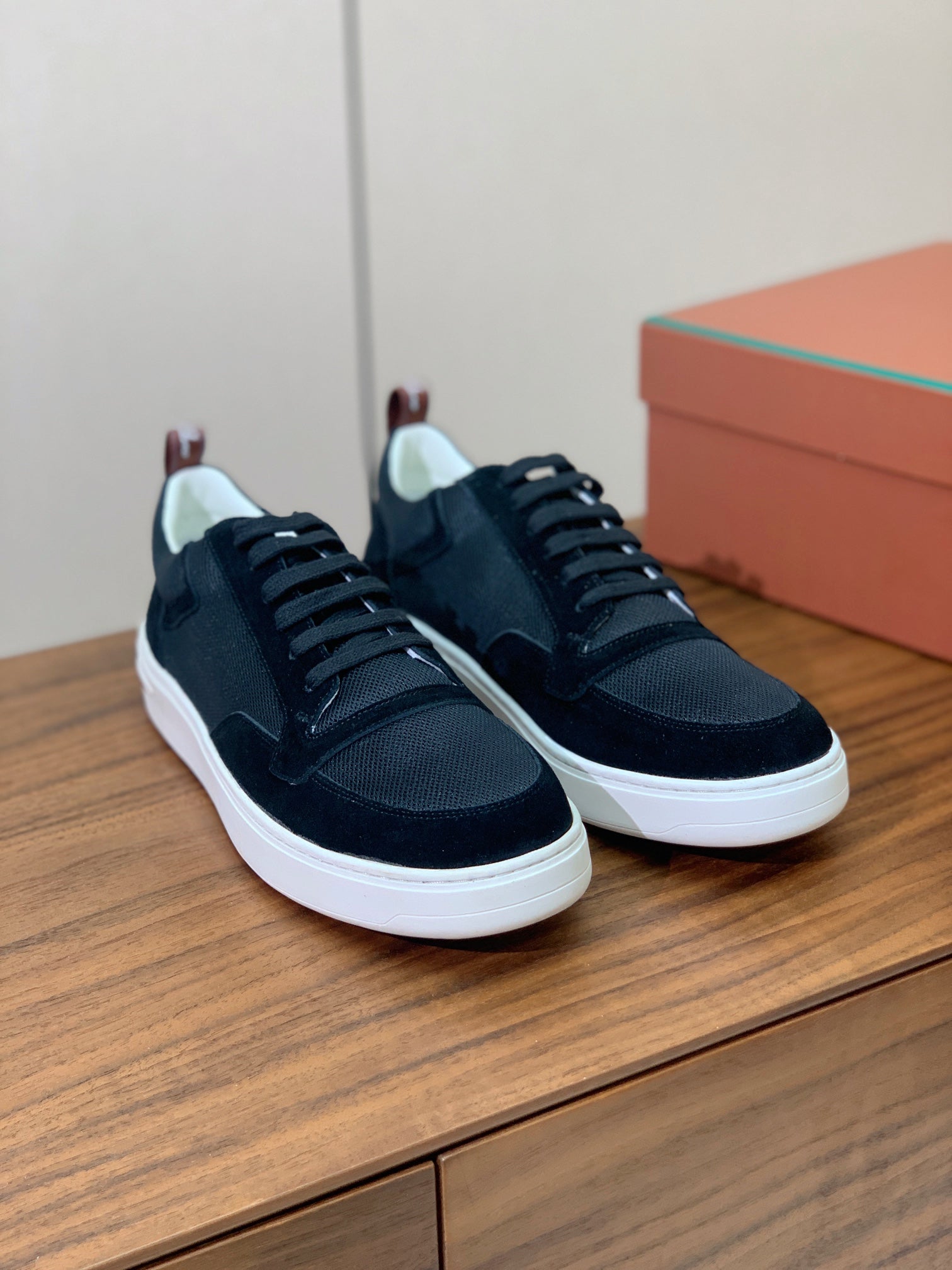 L-Sneakers