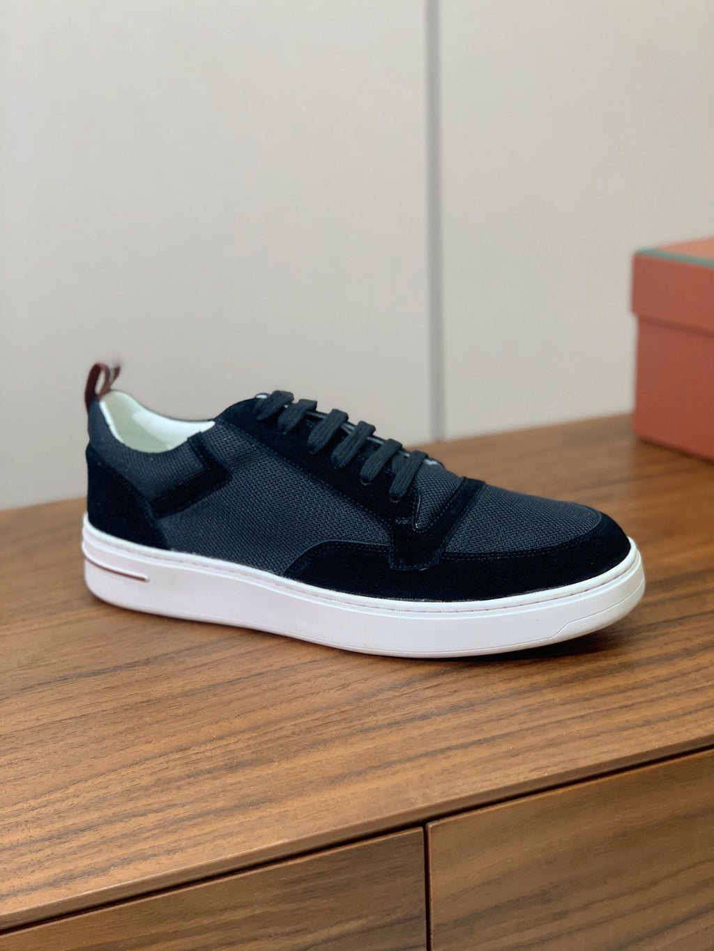 L-Sneakers