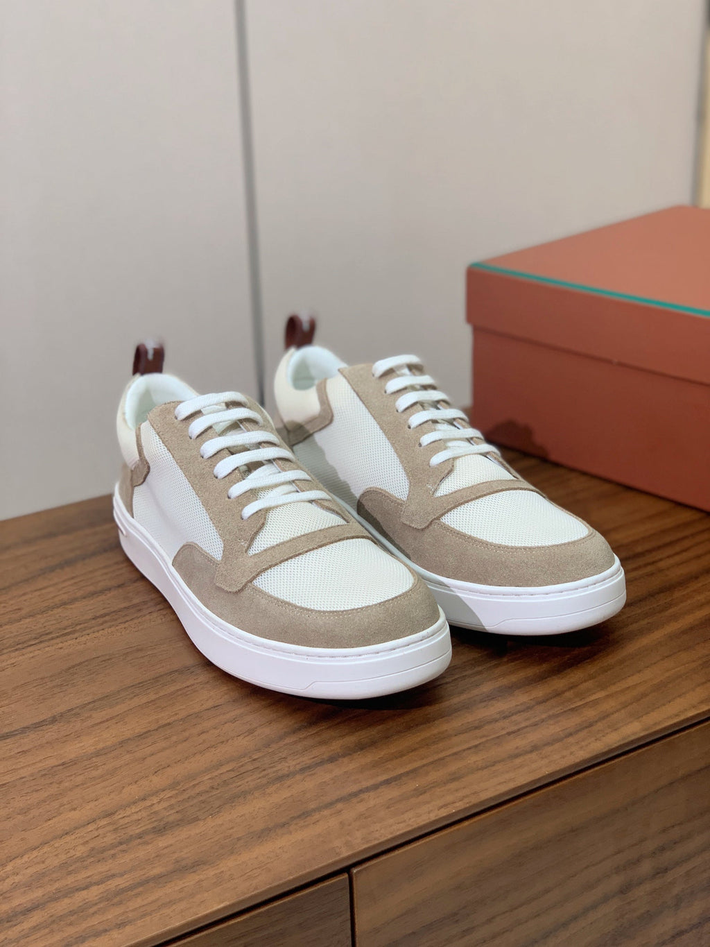 L-Sneakers