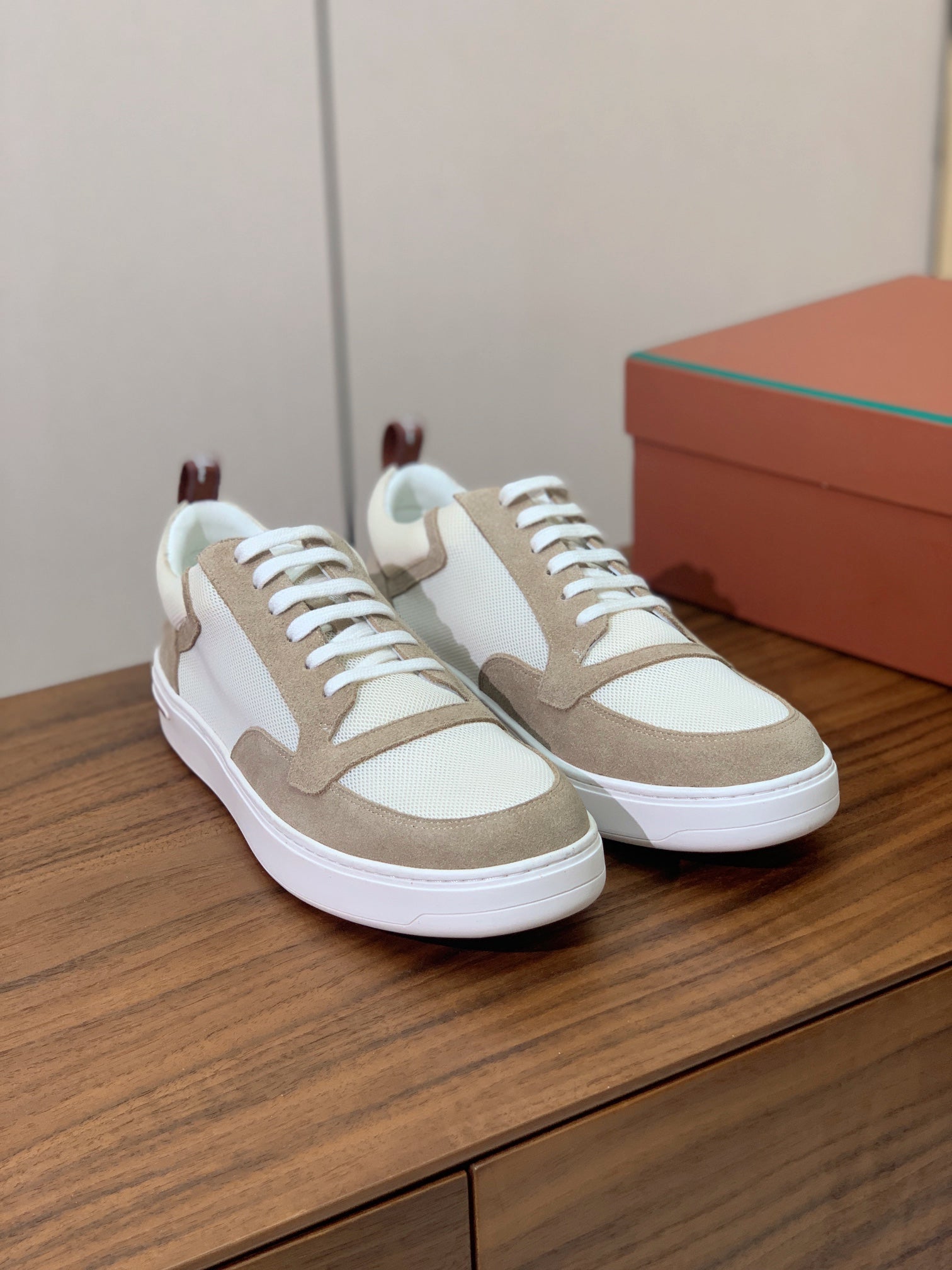 L-Sneakers