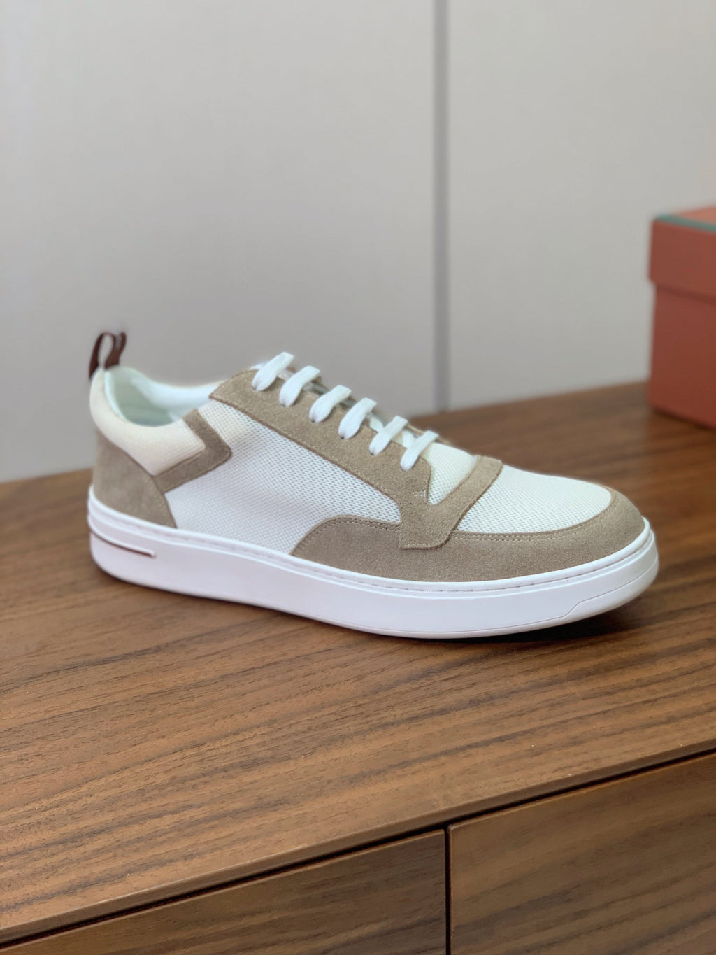 L-Sneakers
