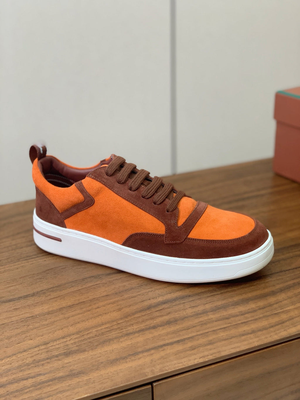 L-Sneakers