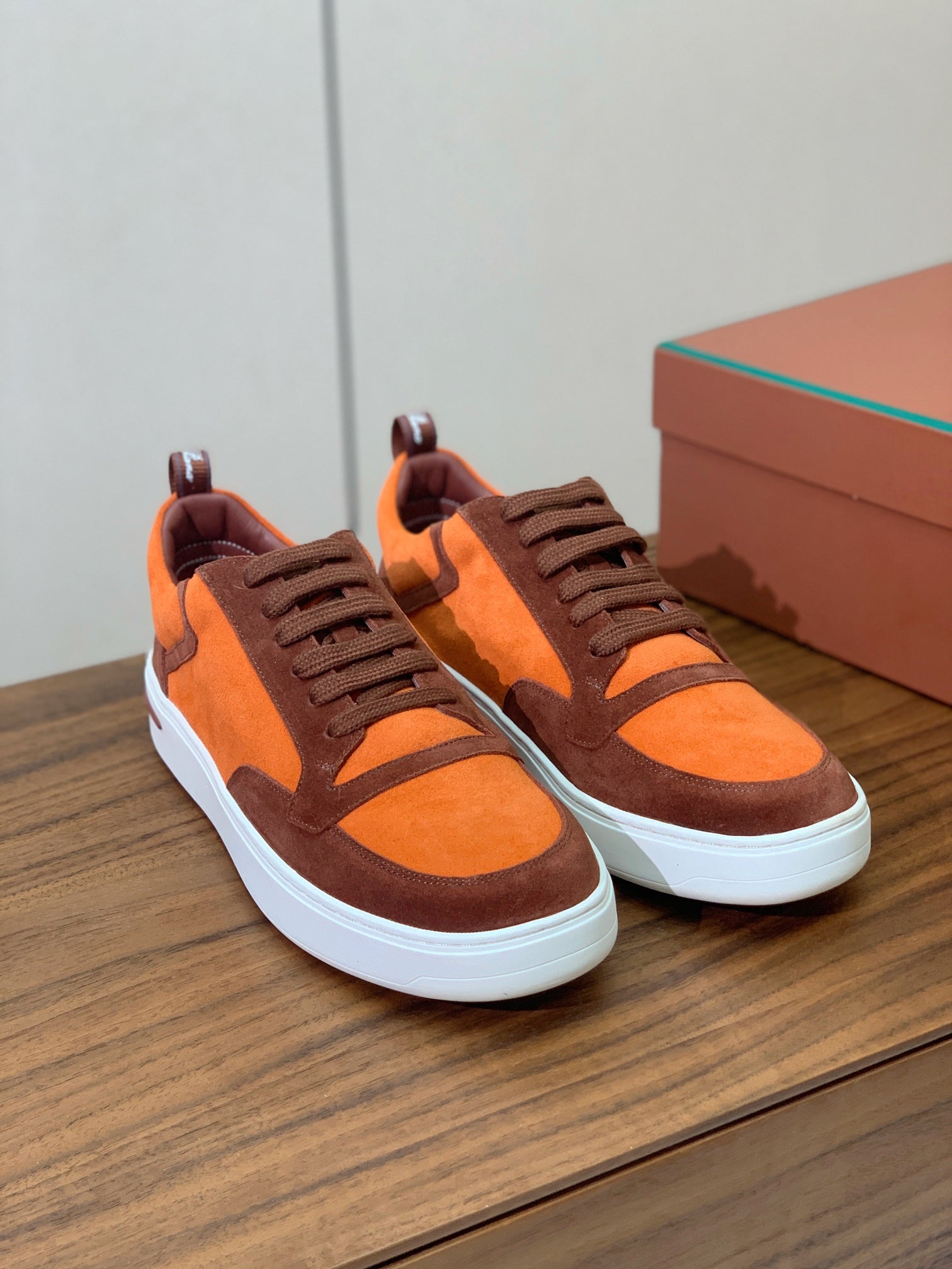 L-Sneakers