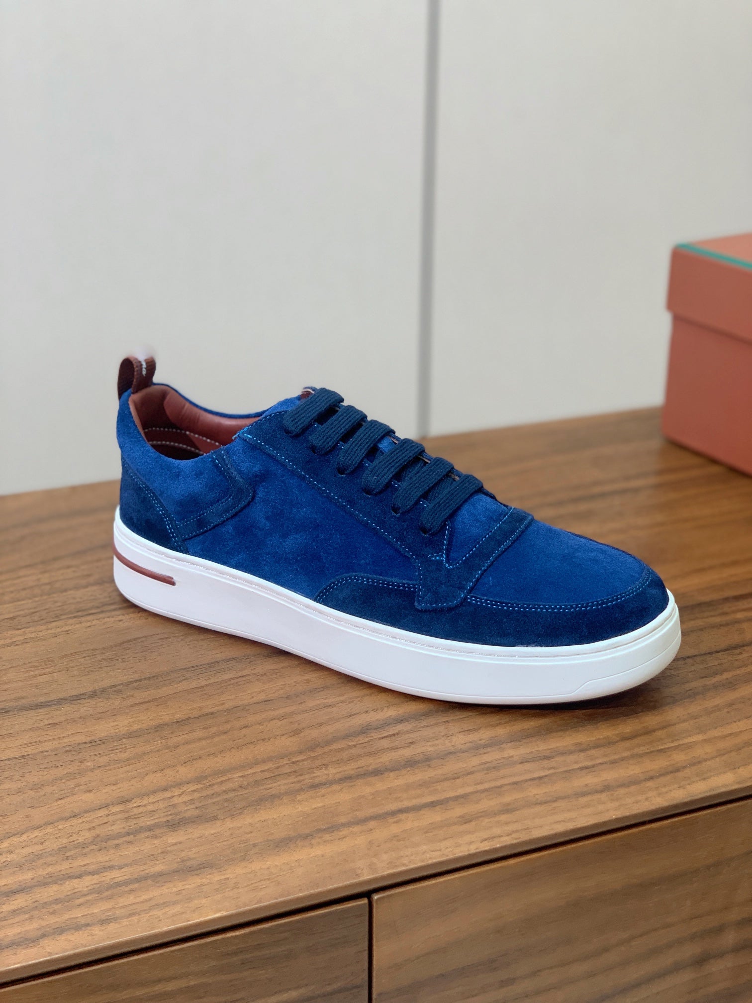 L-Sneakers