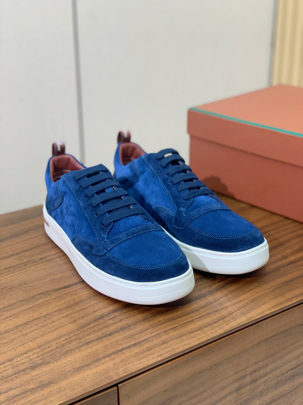 L-Sneakers