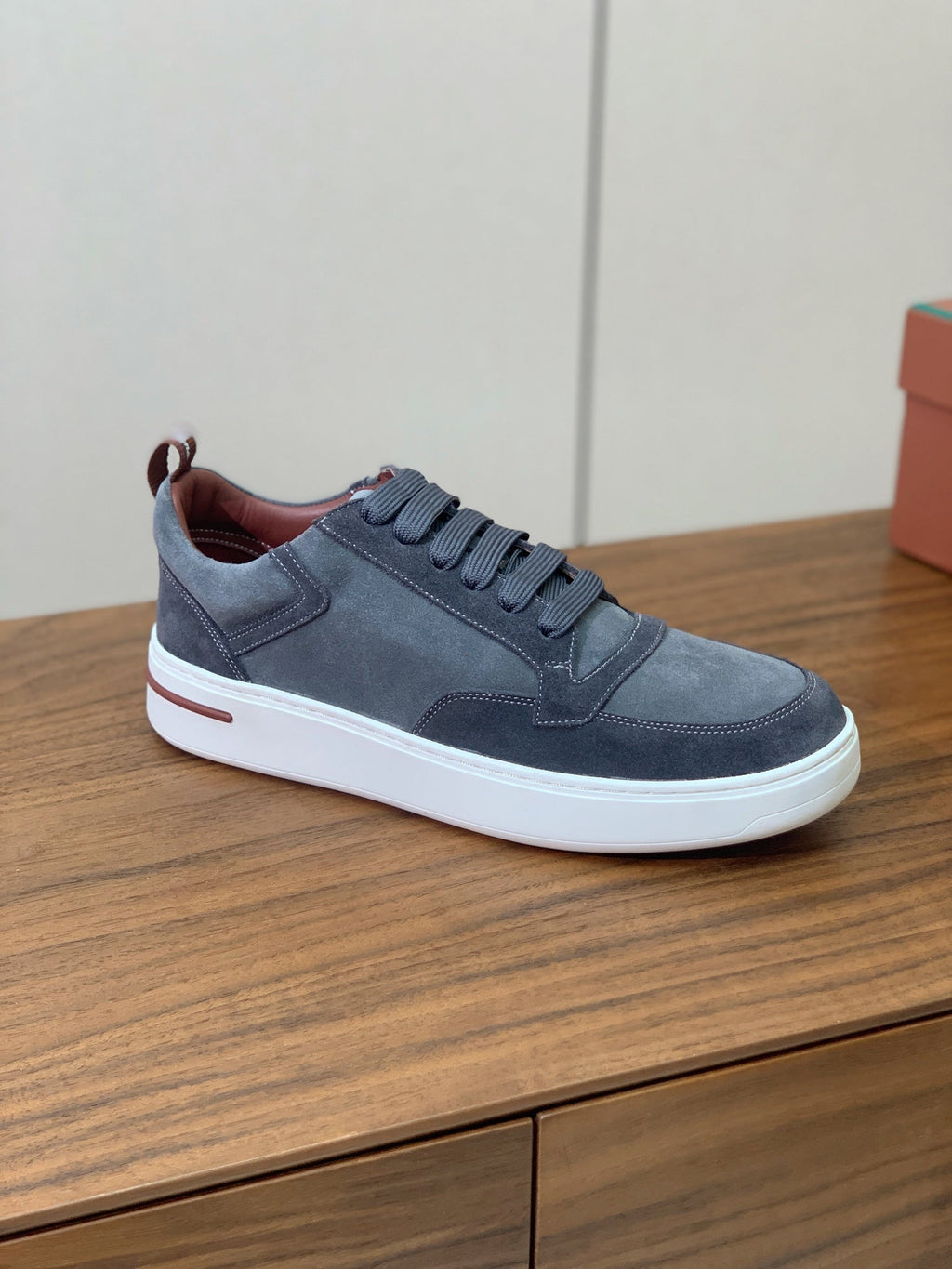 L-Sneakers