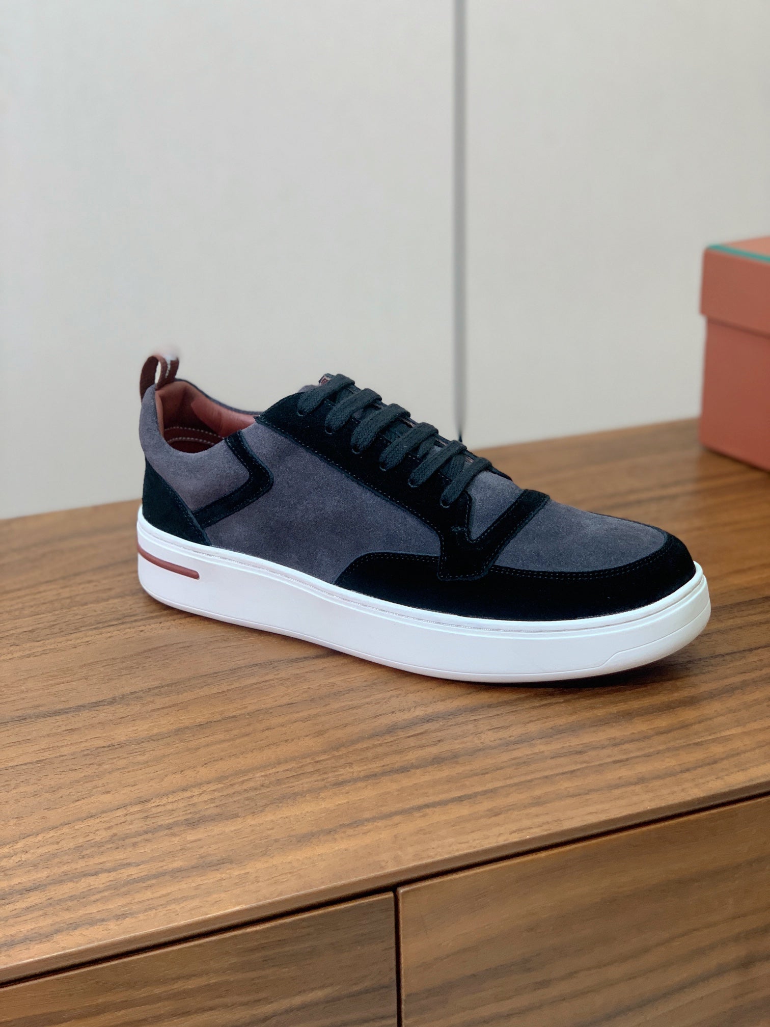 L-Sneakers