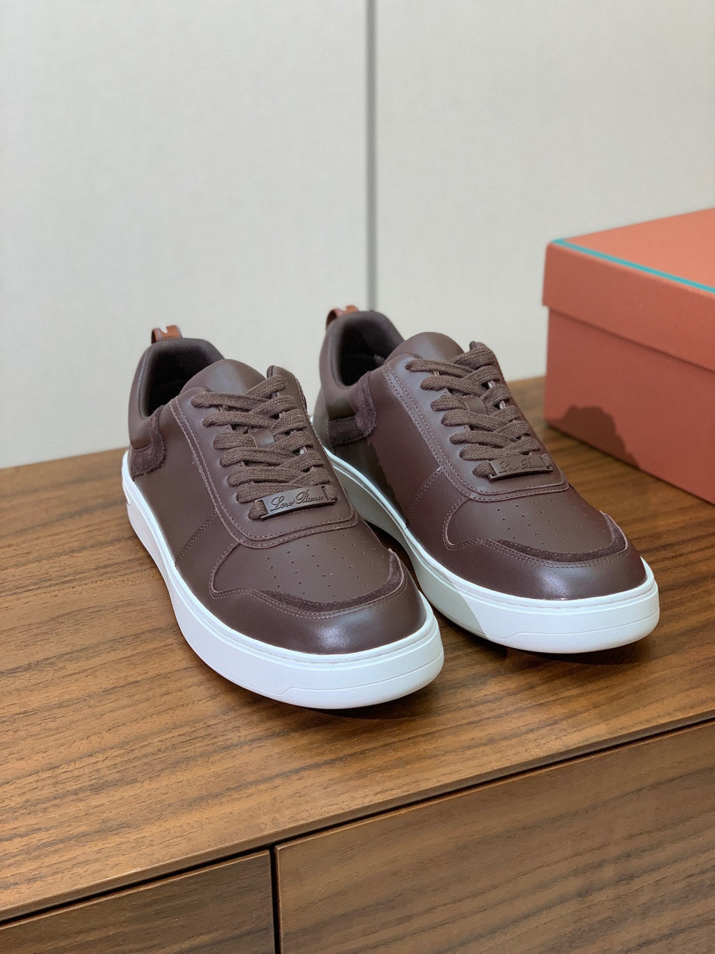 L-Sneakers