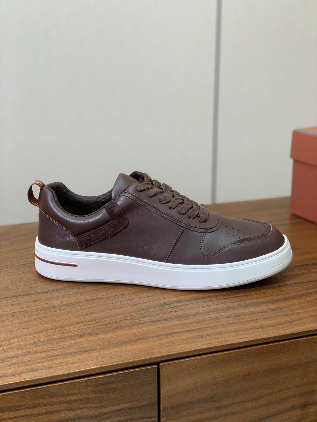 L-Sneakers