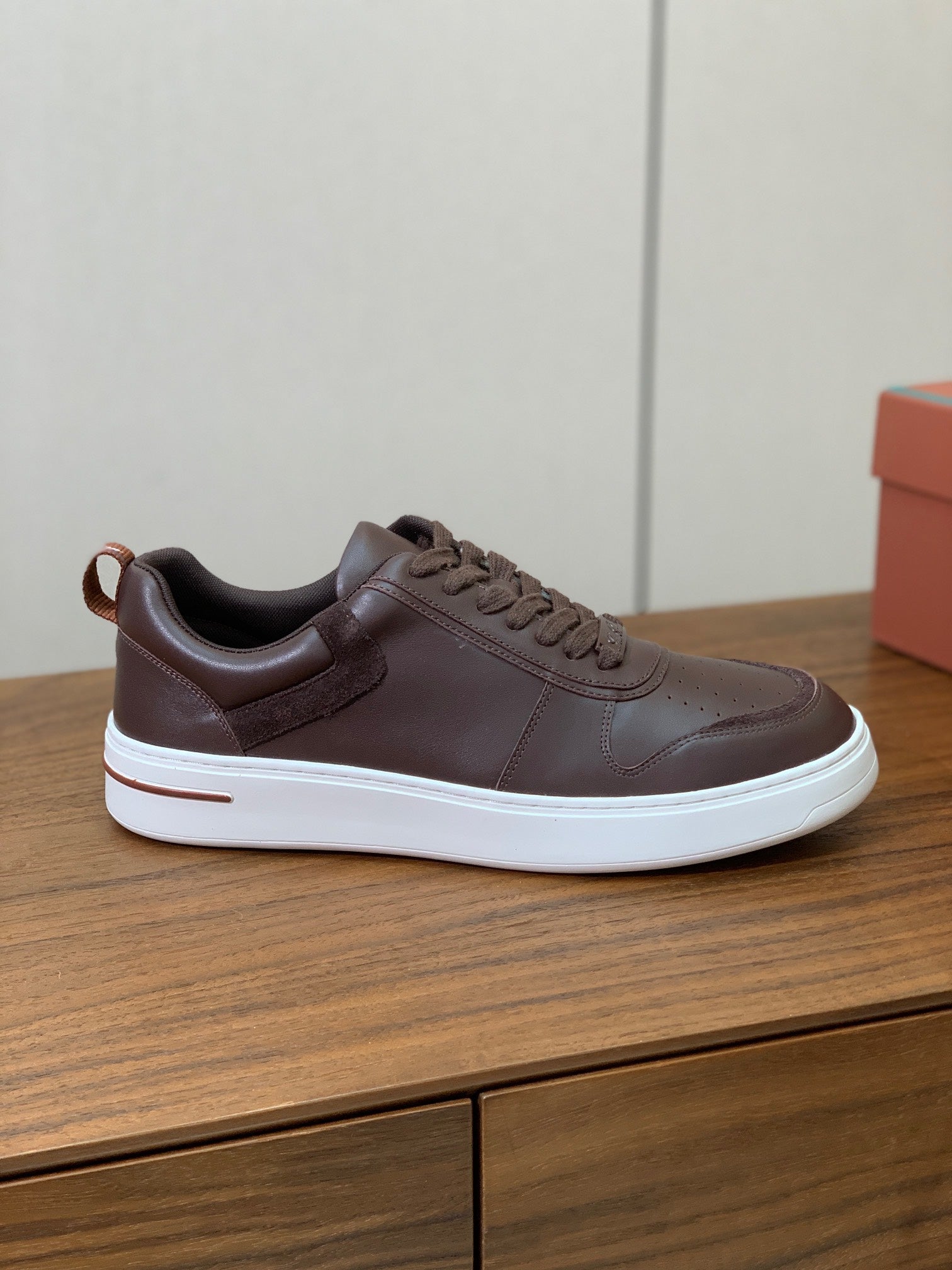 L-Sneakers