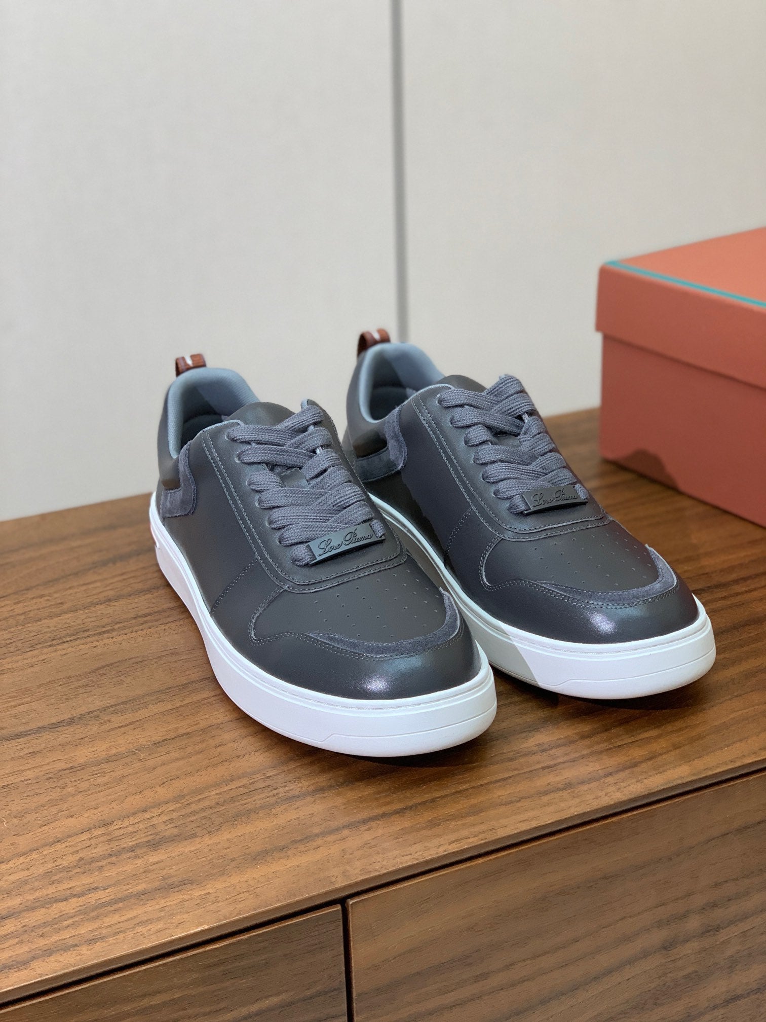 L-Sneakers