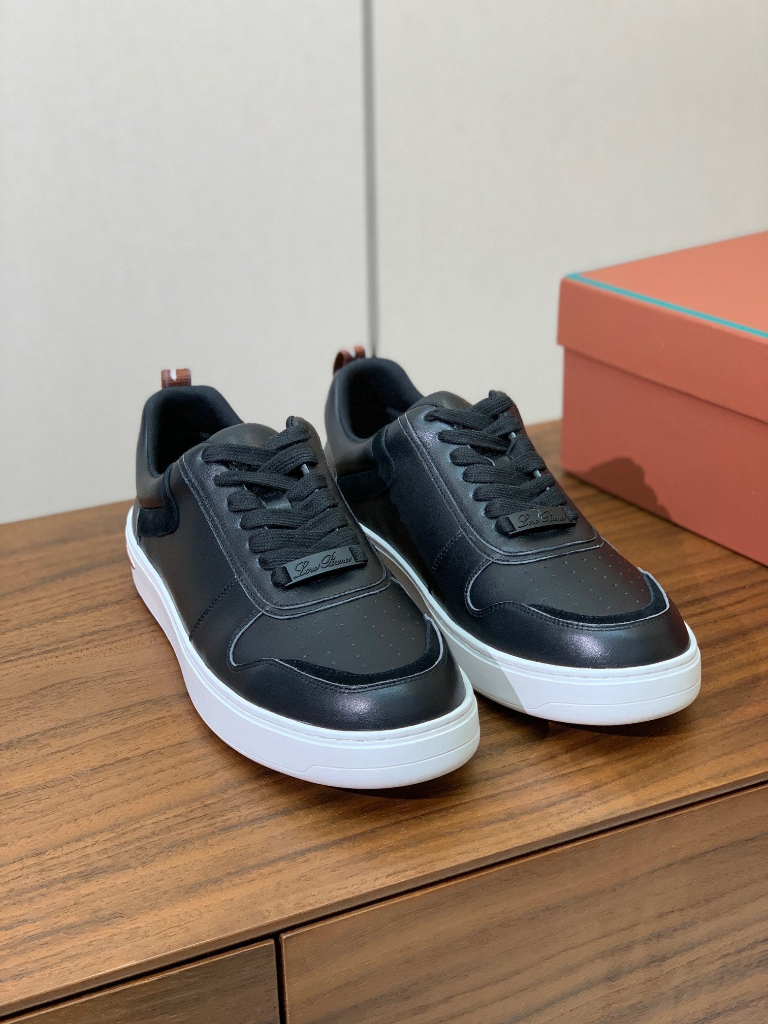 L-Sneakers