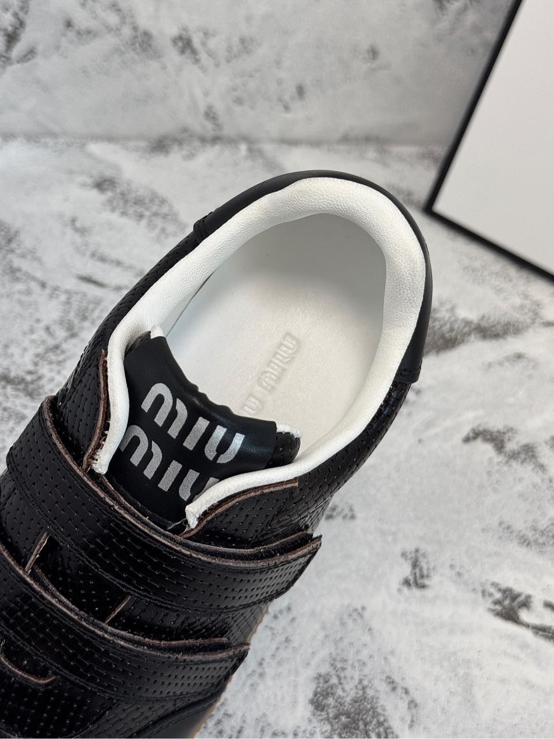 M-Sneakers