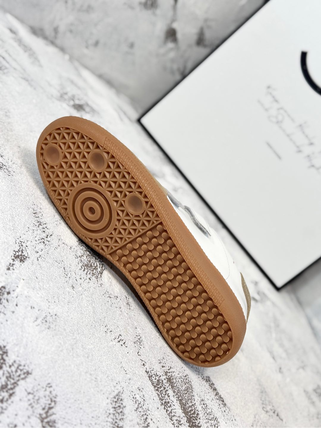M-Sneakers