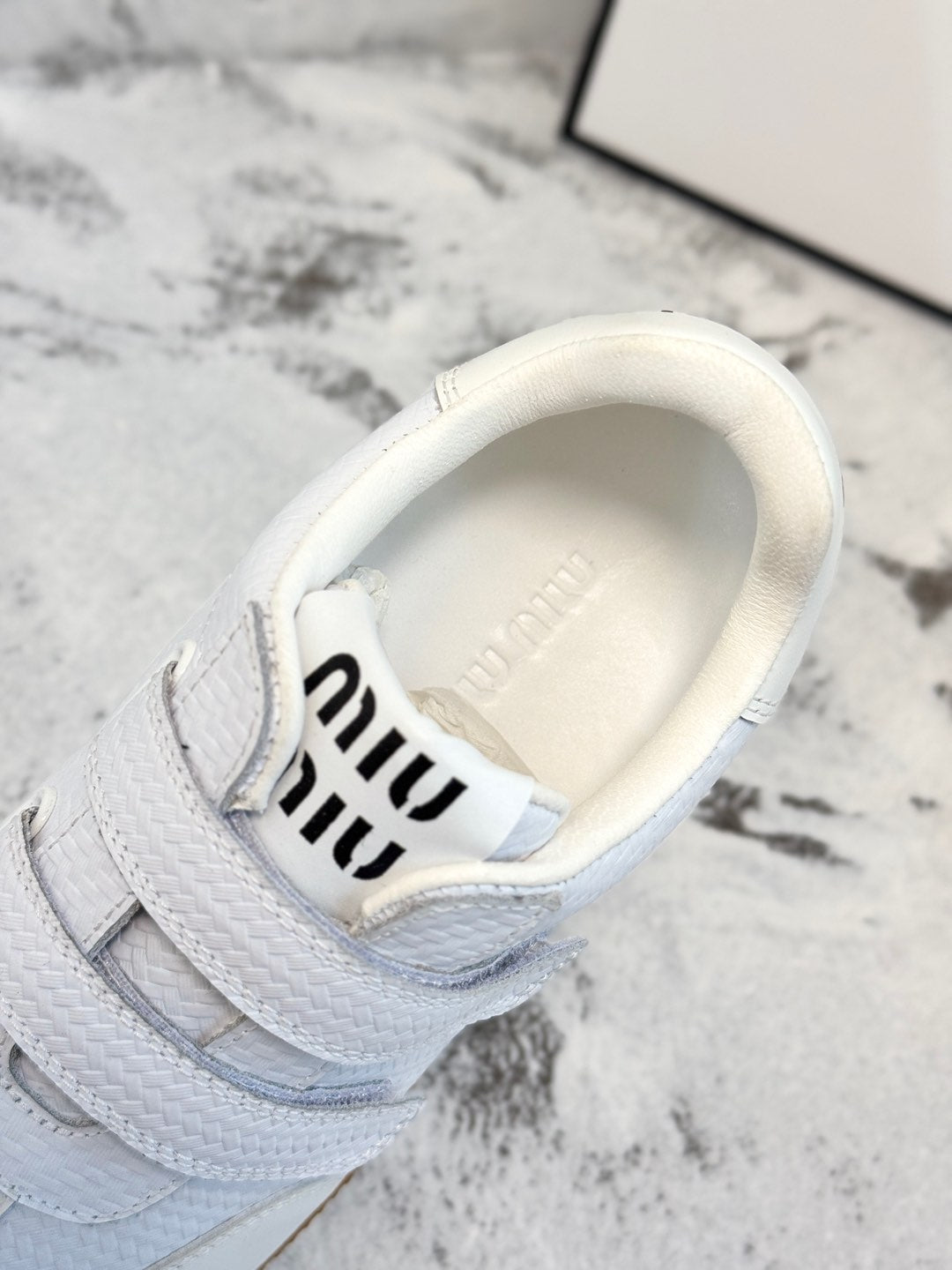 M-Sneakers