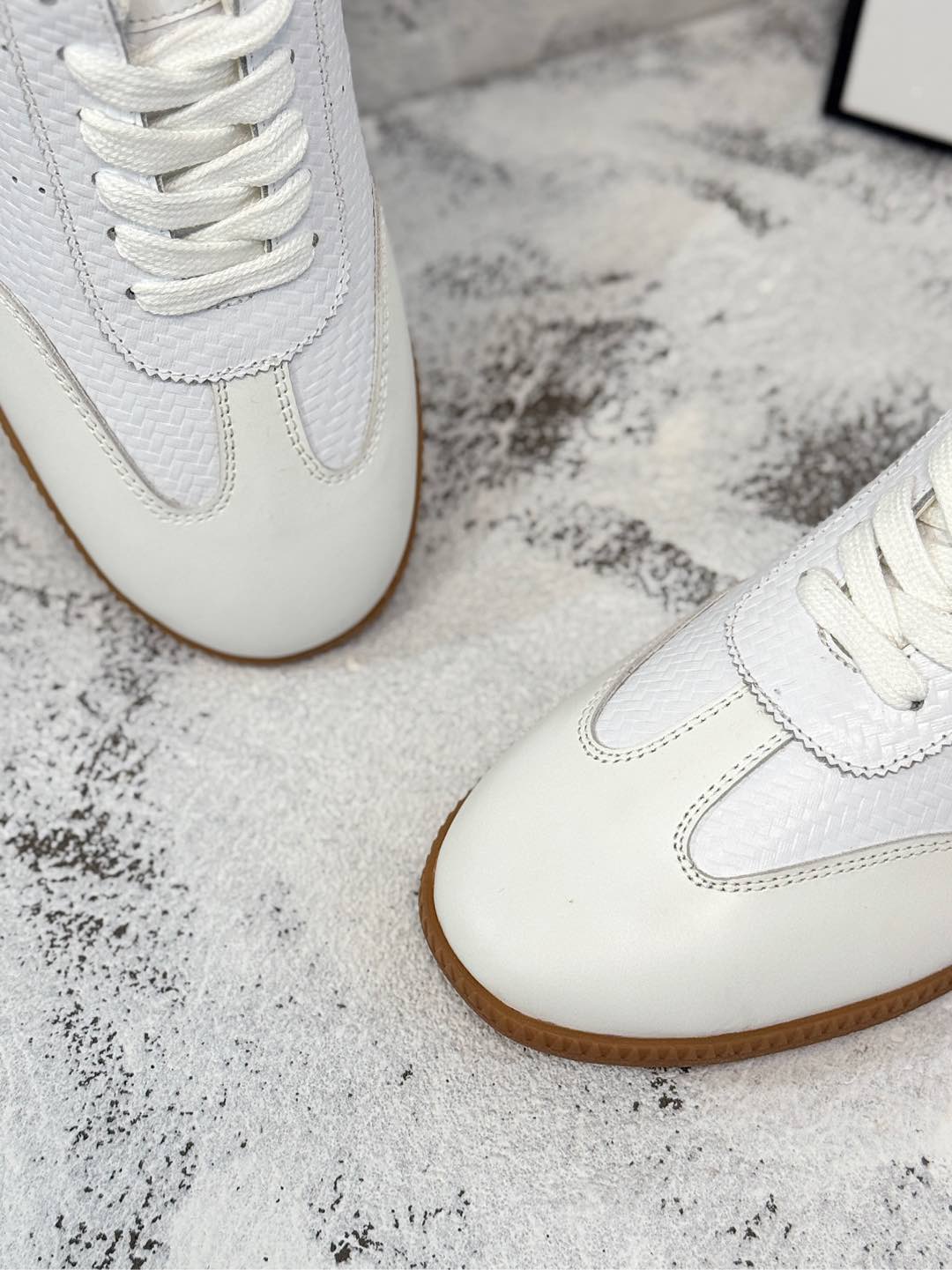 M-Sneakers