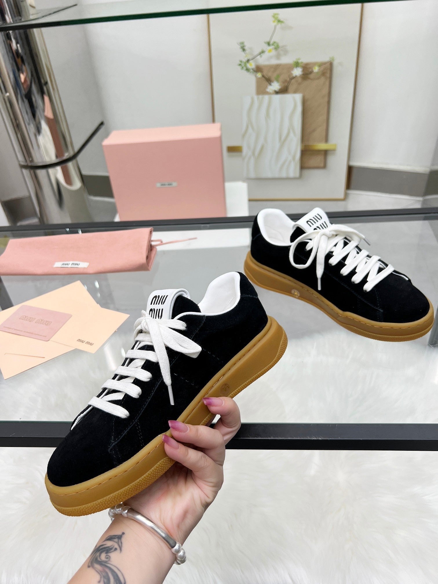 M-Sneakers