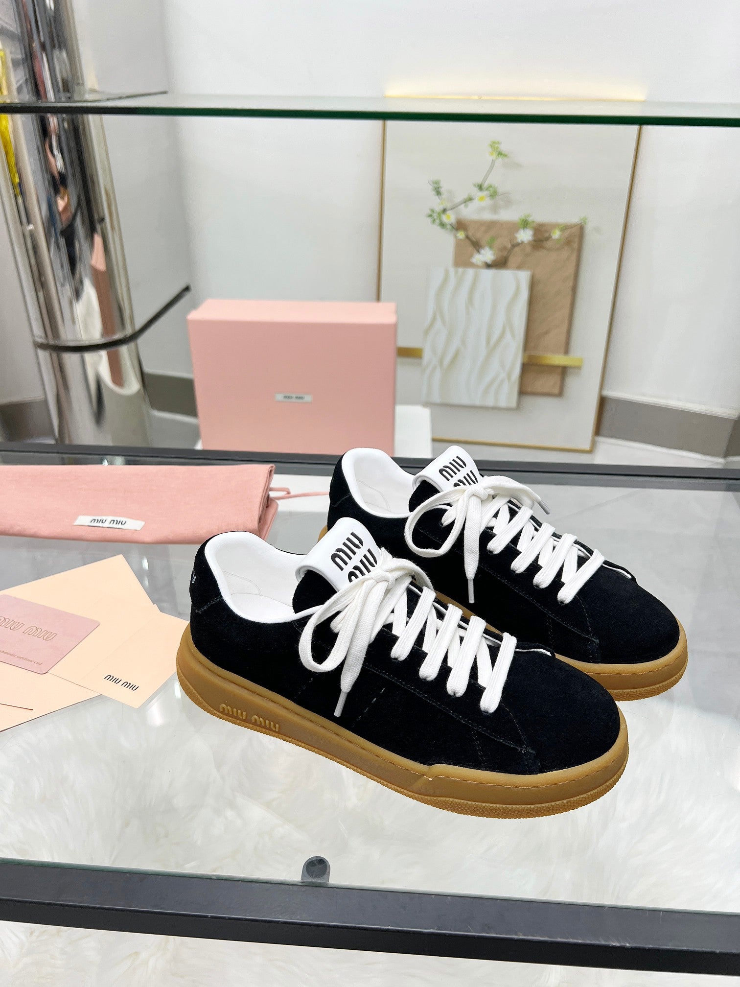 M-Sneakers