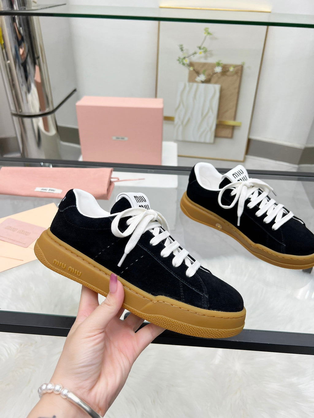 M-Sneakers
