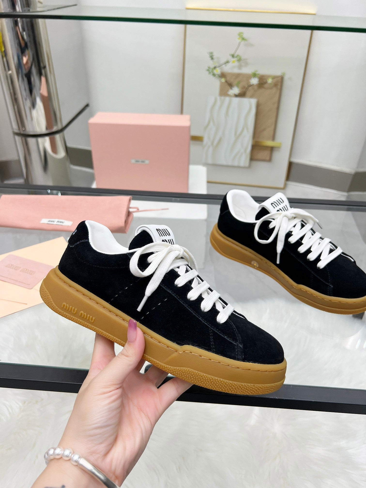 M-Sneakers