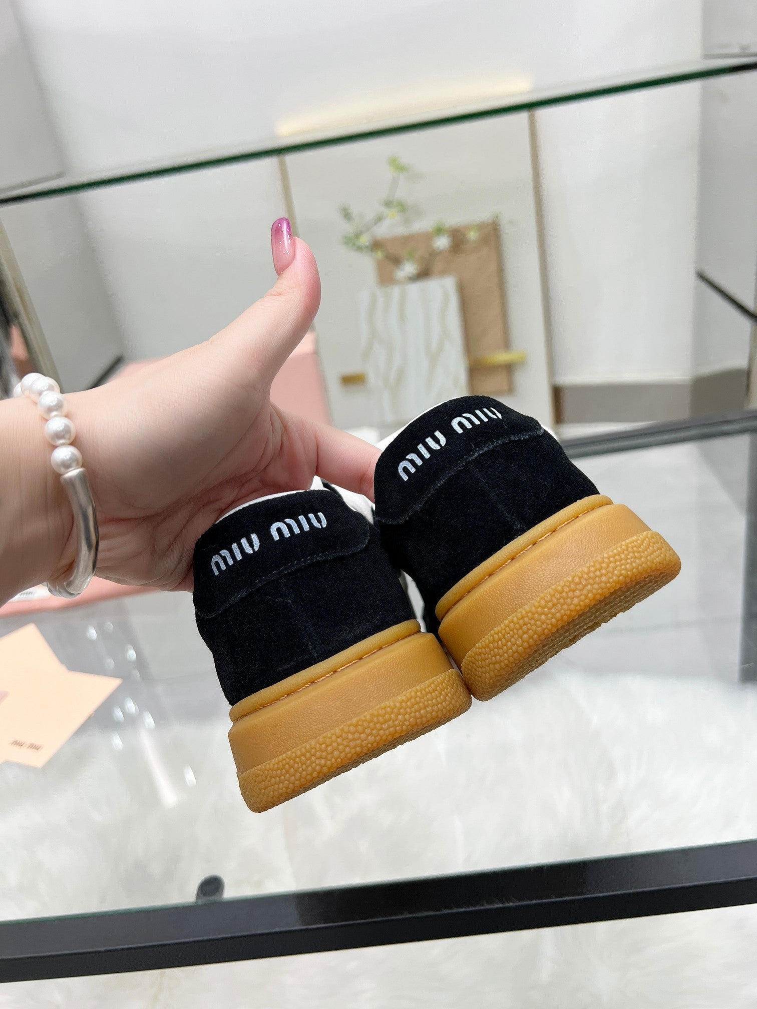 M-Sneakers